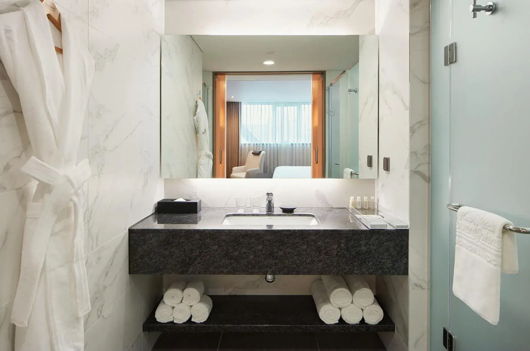 King Suite - Non-Smoking in Howard Johnson by Wyndham Incheon Airport King Suite - Non-Smoking in Howard Johnson by Wyndham Incheon Airport