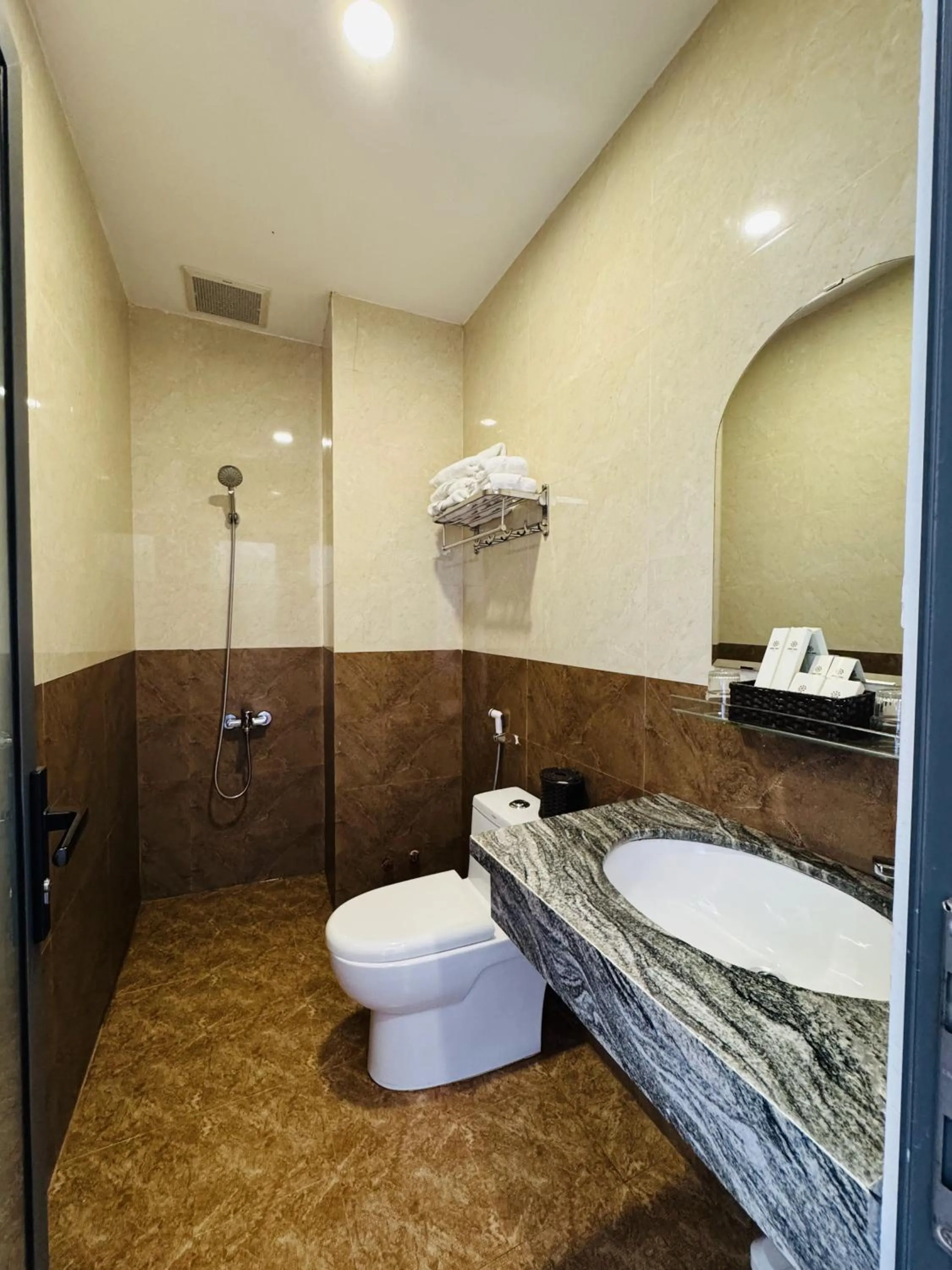 Toilet in Khách Sạn Ninh Chữ