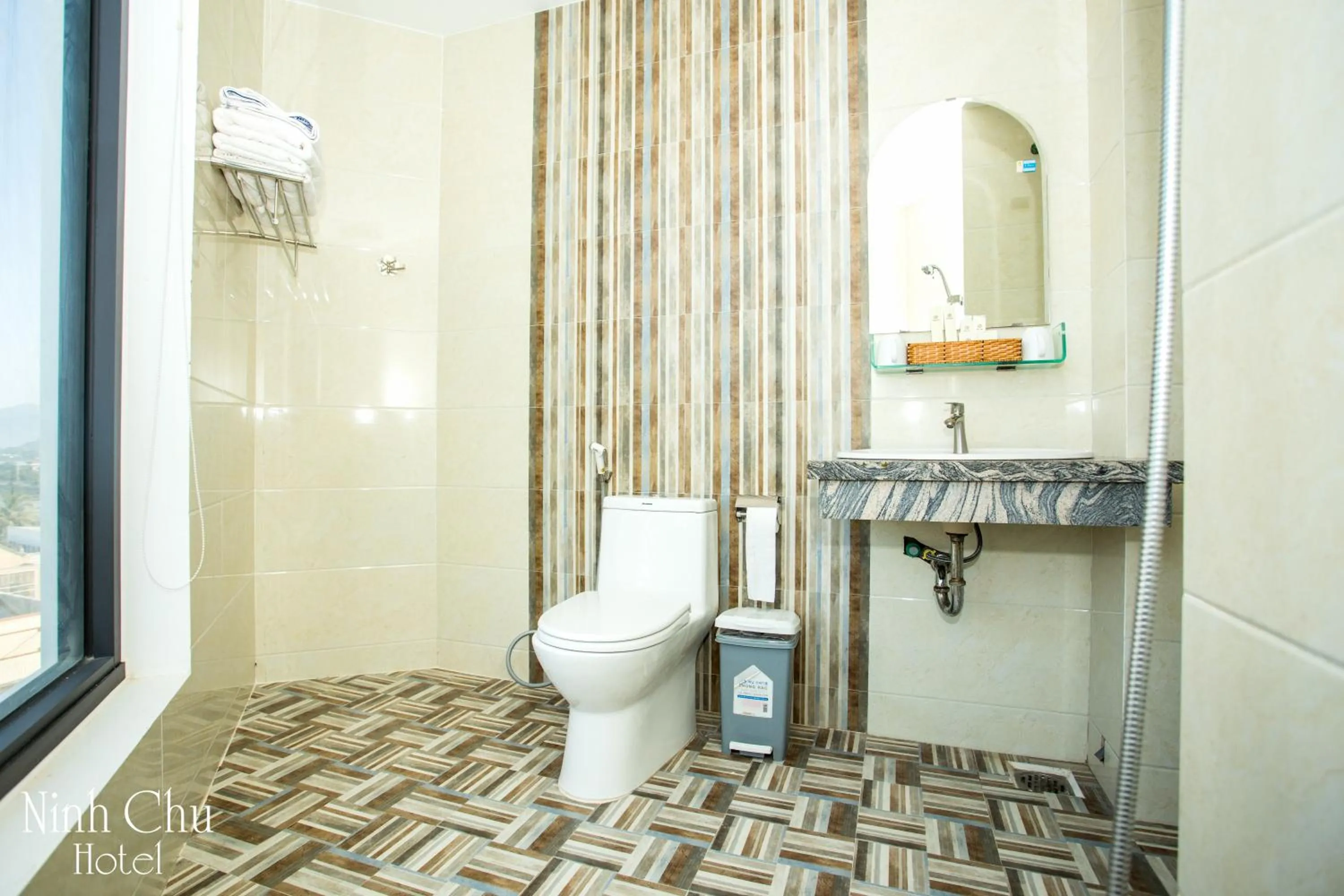 Shower in Khách Sạn Ninh Chữ