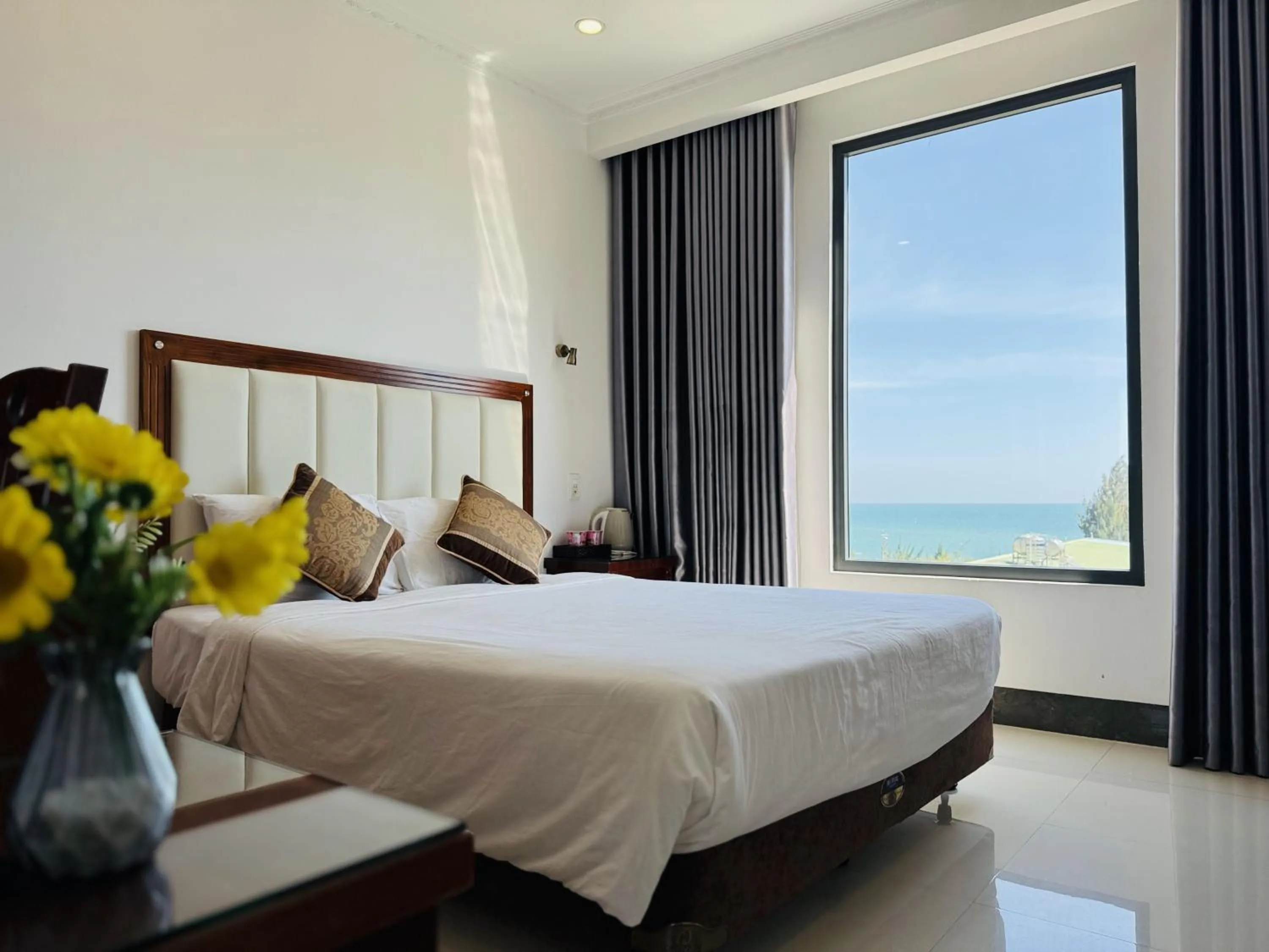 Sea view, Bed in Khách Sạn Ninh Chữ