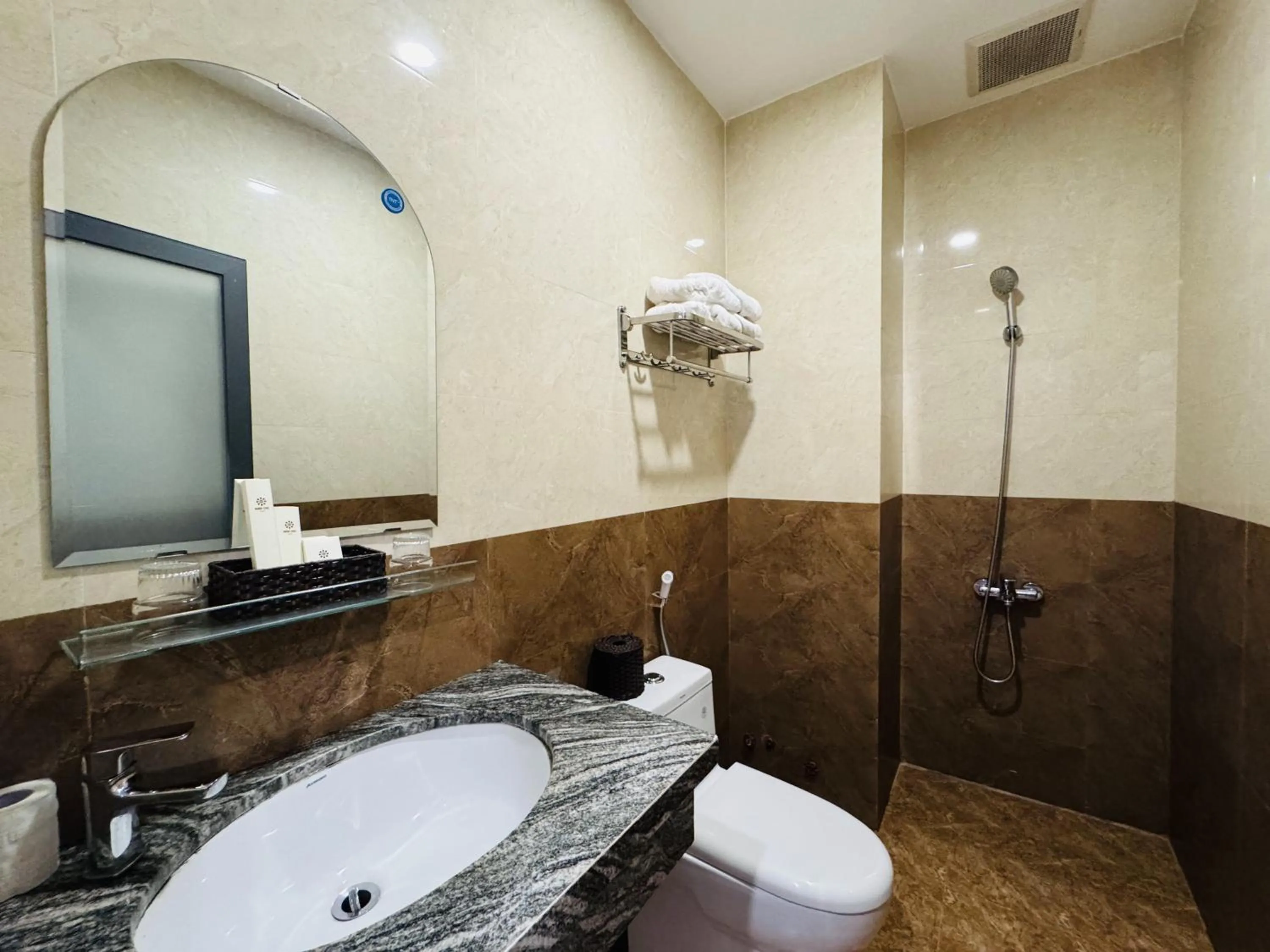 Shower in Khách Sạn Ninh Chữ