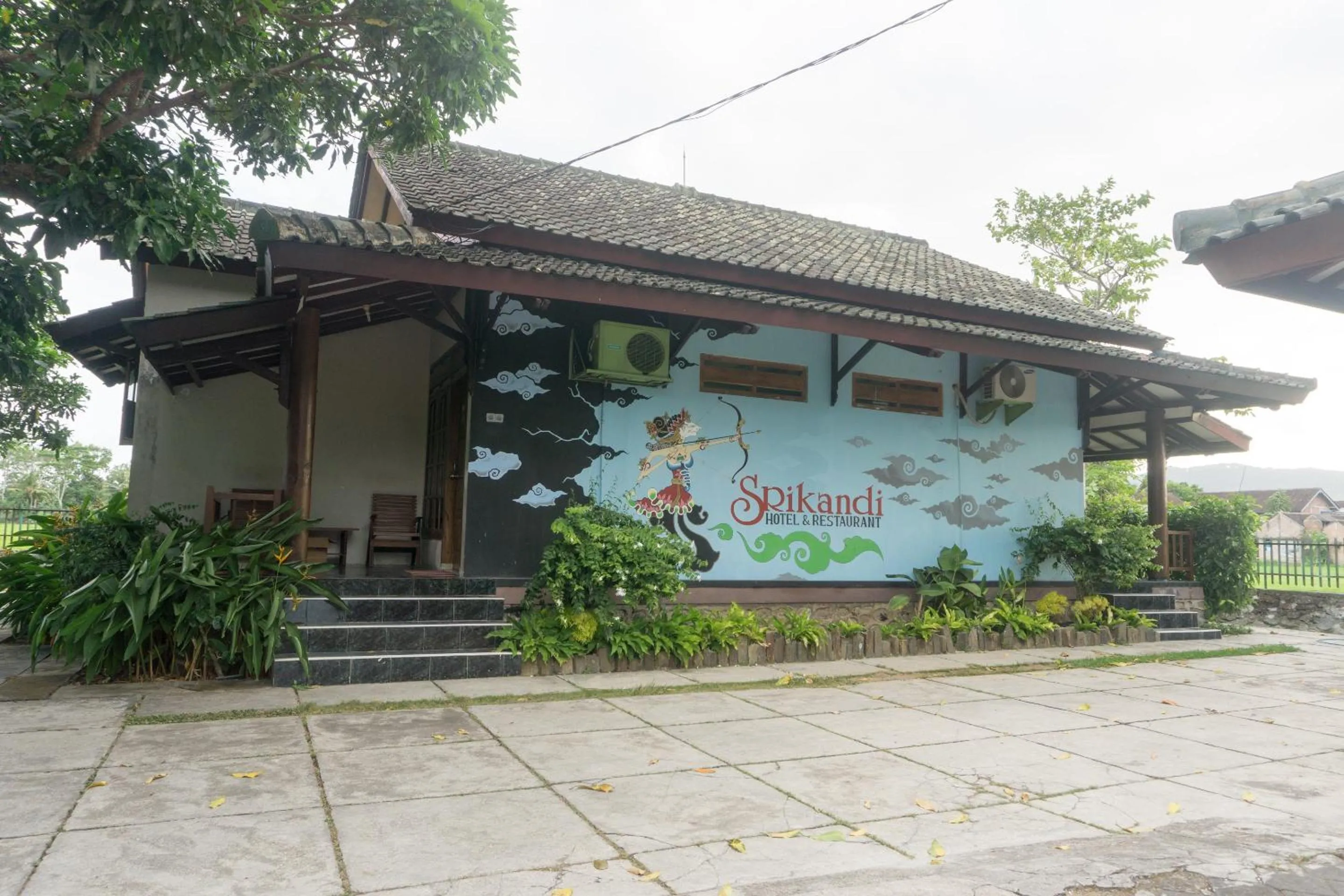 Facade/entrance in Hotel O Srikandi Hotel