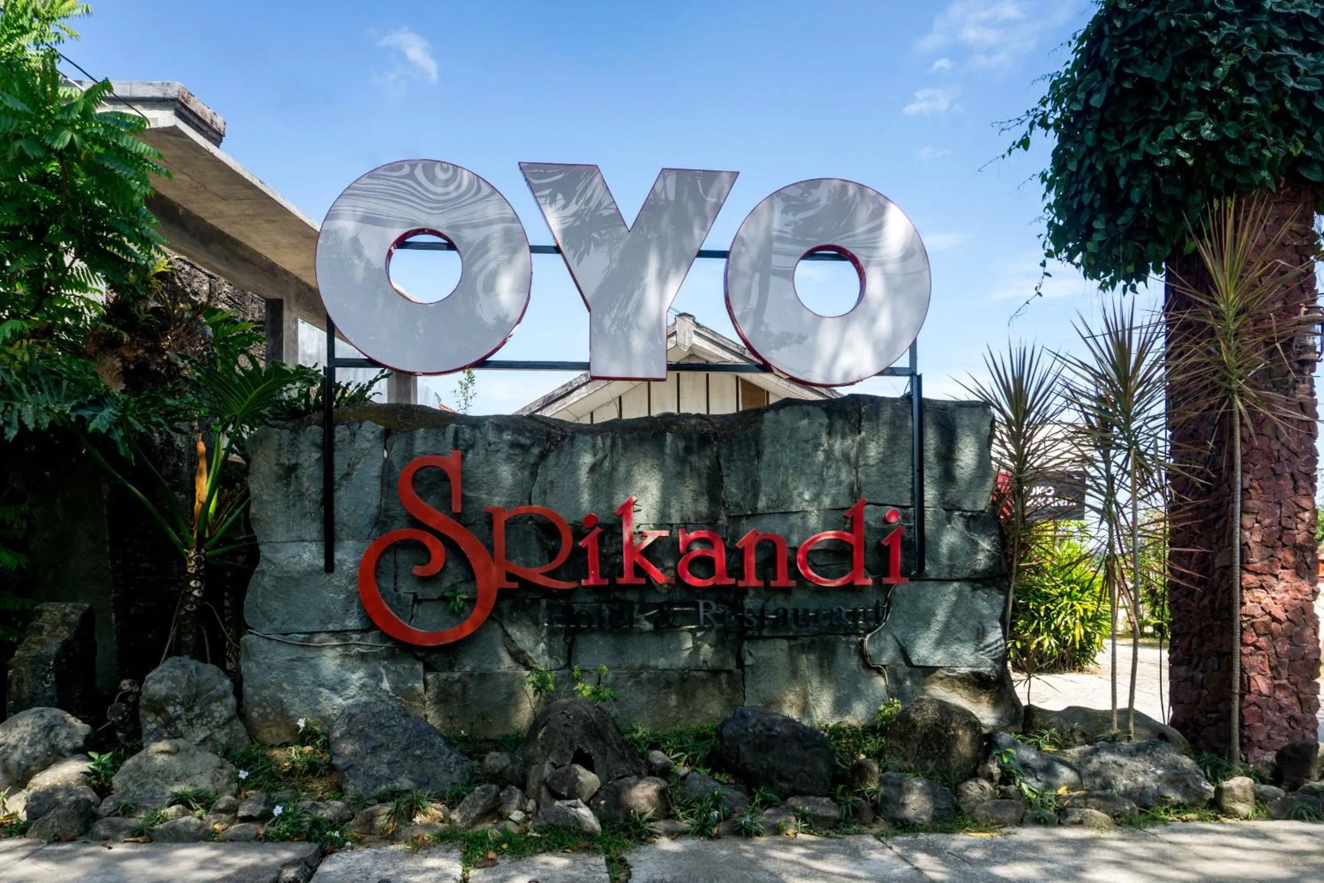 Facade/entrance in Hotel O Srikandi Hotel