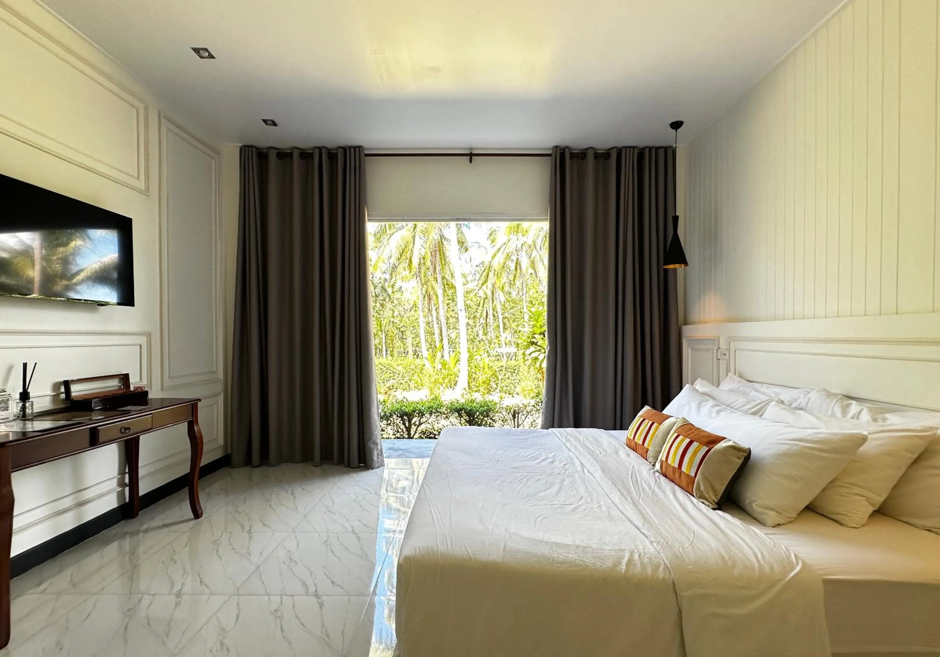 Photo of the whole room, Bed in Koh Kood BED's