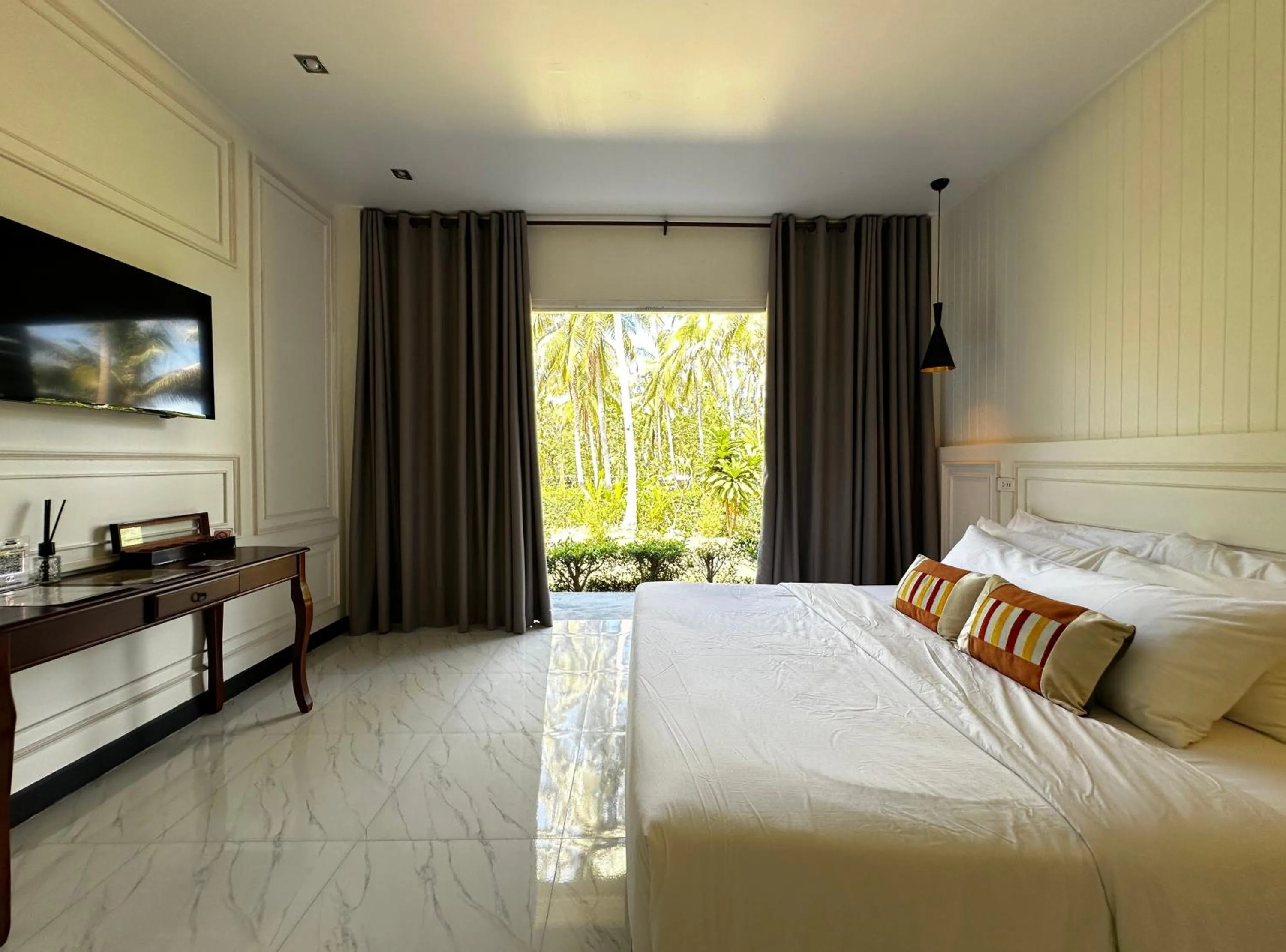 Photo of the whole room, Bed in Koh Kood BED's