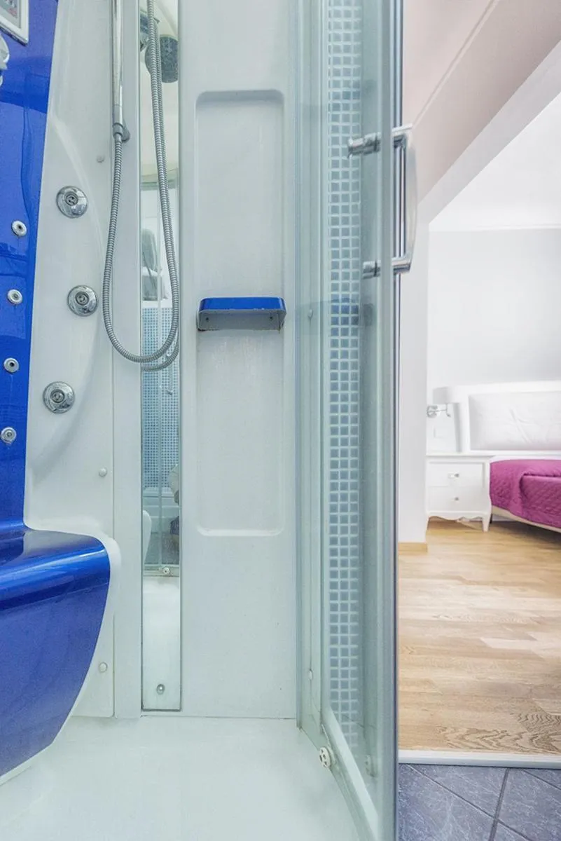 Shower, Bed in Hotel Flora