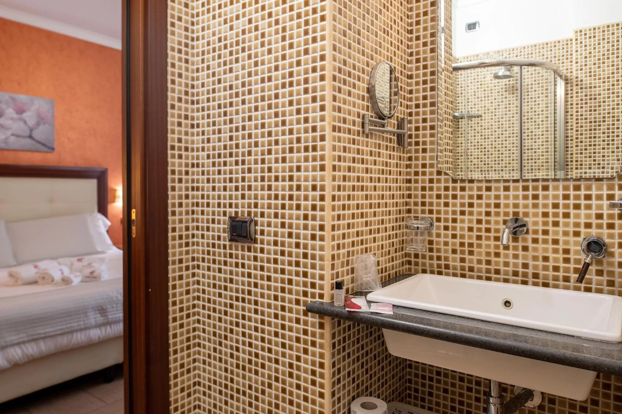 Bathroom, Bed in Hotel Flora