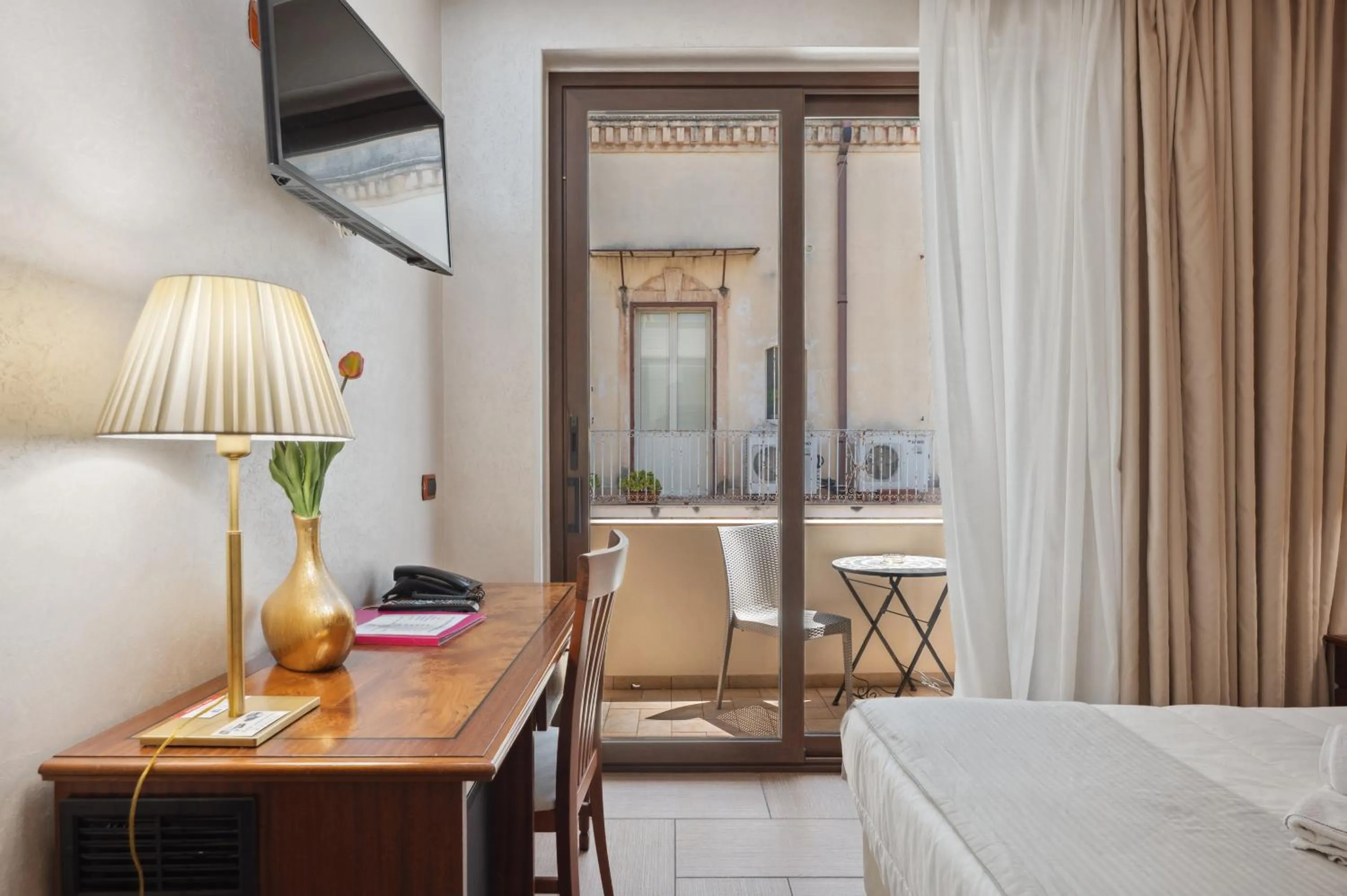 Bedroom, Bed in Hotel Flora