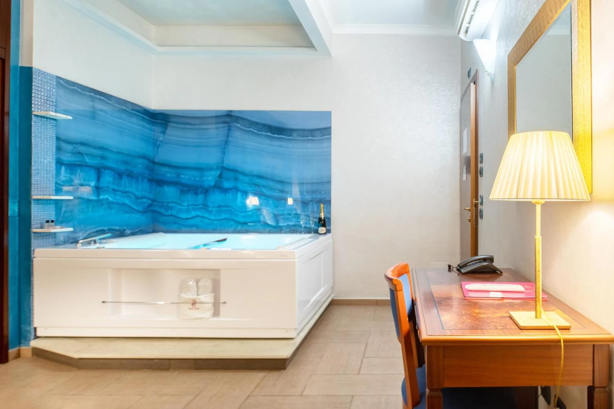 Hot Tub in Hotel Flora