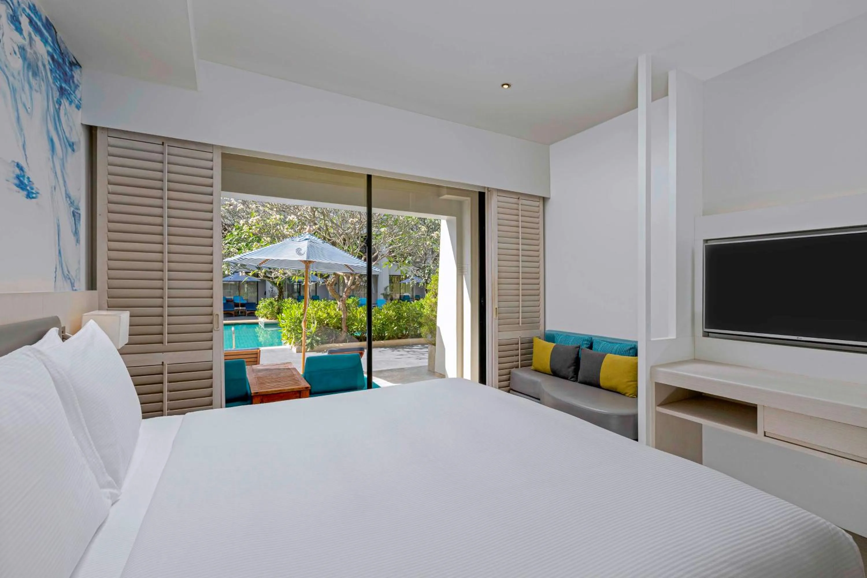 Living room, Bed in DoubleTree by Hilton Phuket Banthai Resort