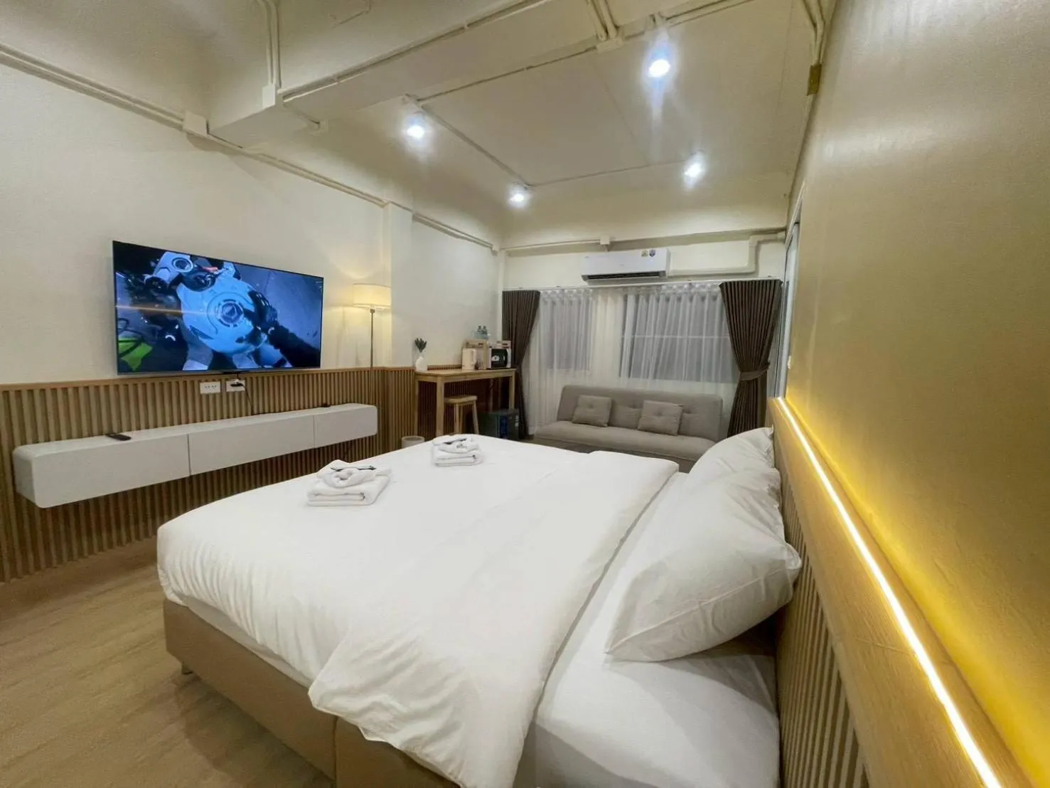 Photo of the whole room, Bed in Shade House - Phuket Downtown