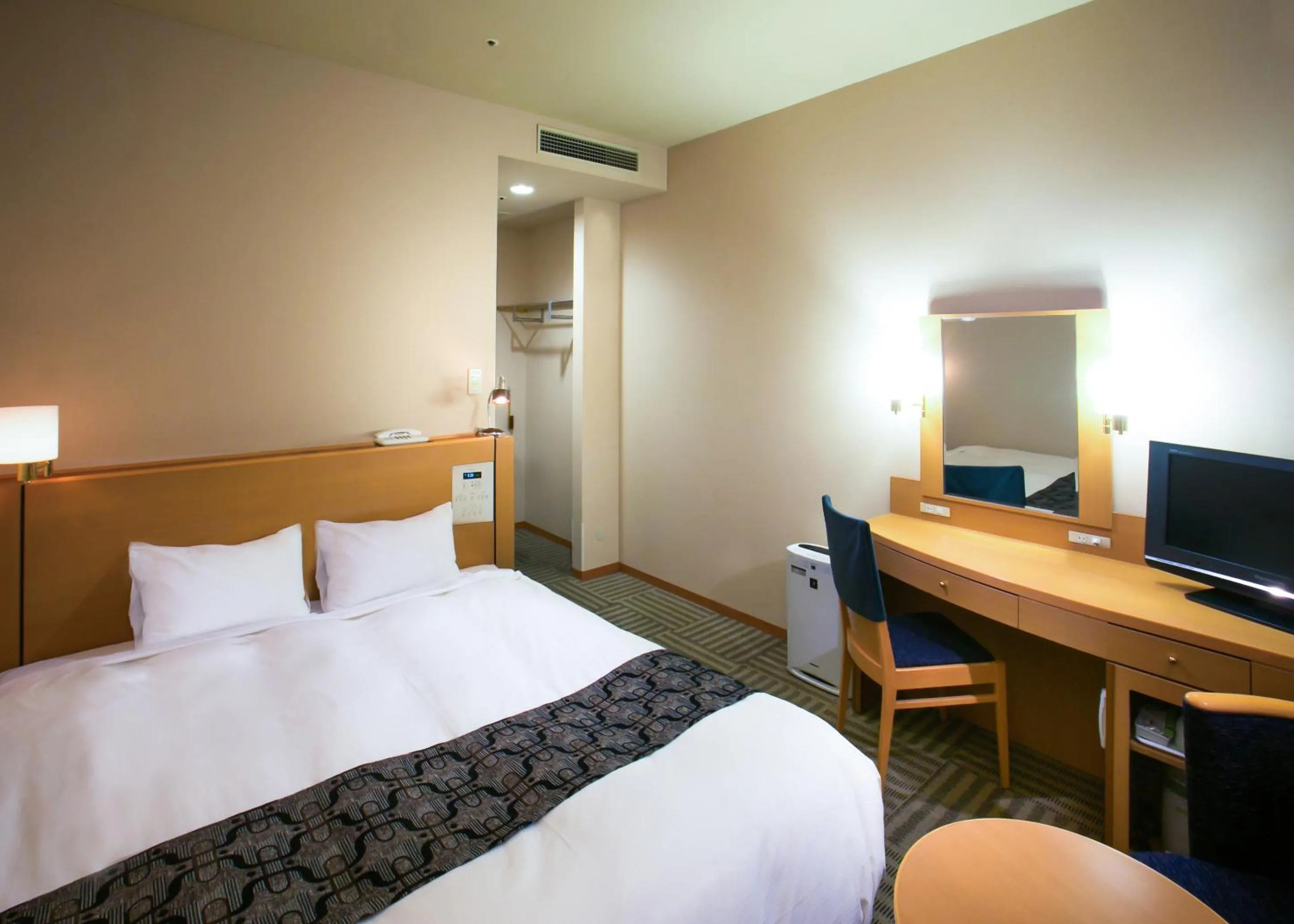 Photo of the whole room, Bed in Yamagata Eki Nishiguchi Washington Hotel