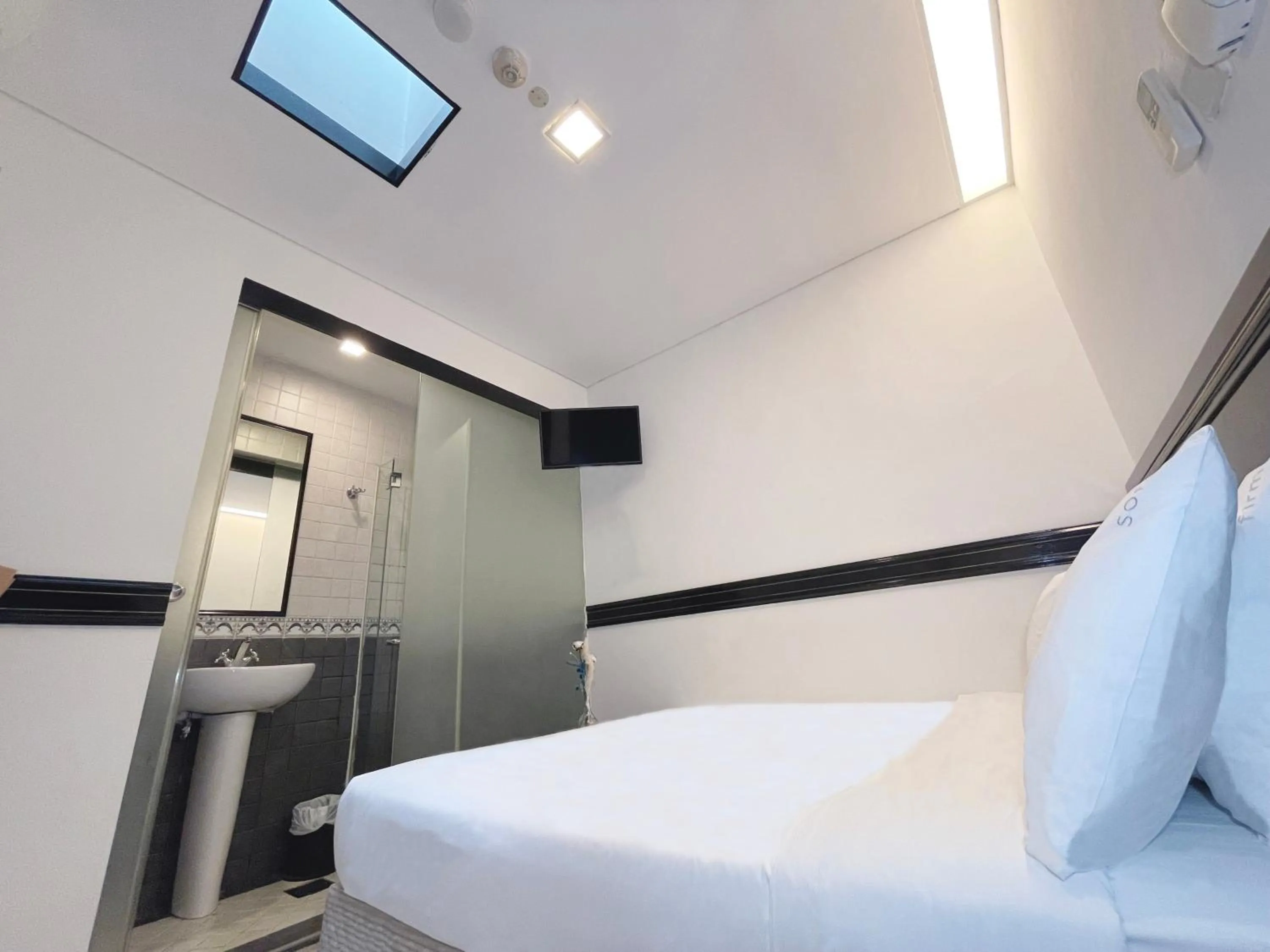 Bathroom, Bed in The Snooze Hotel Marine Parade
