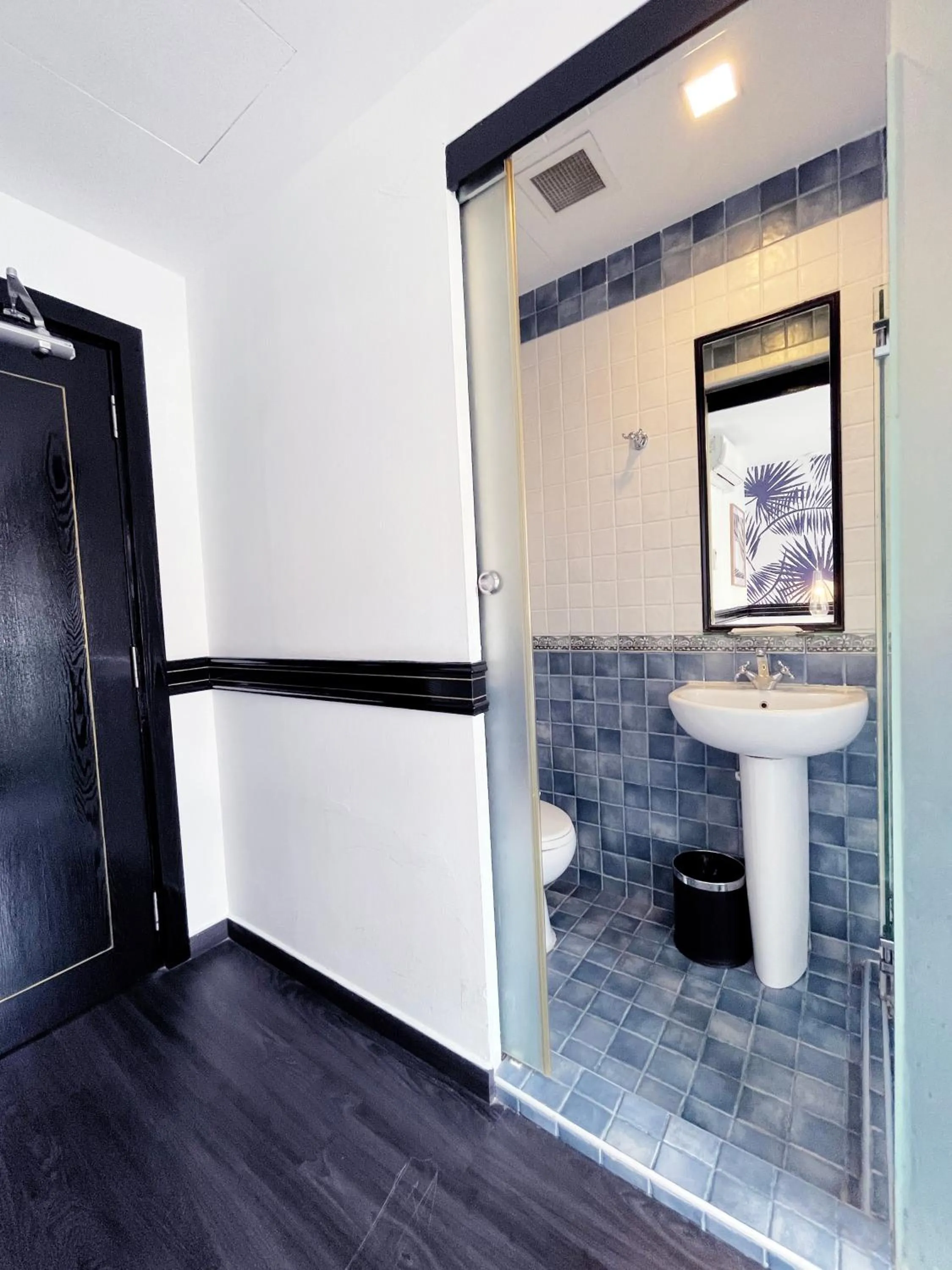 Bathroom in The Snooze Hotel Marine Parade