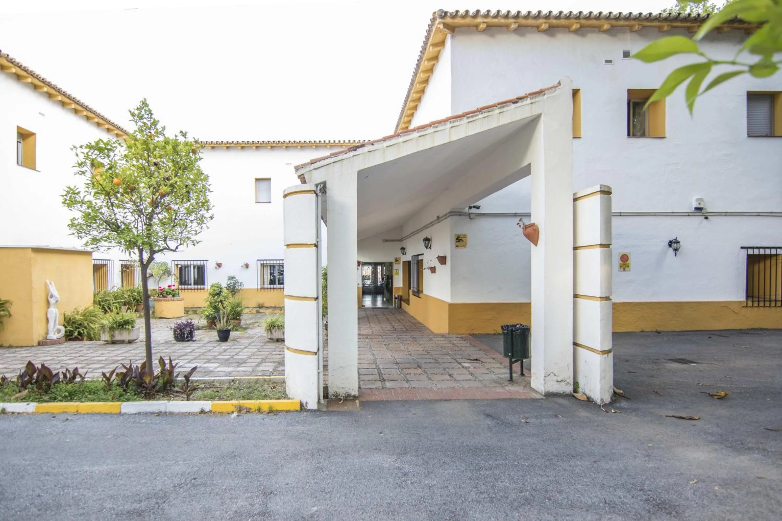 Facade/entrance in Albergue Inturjoven Marbella