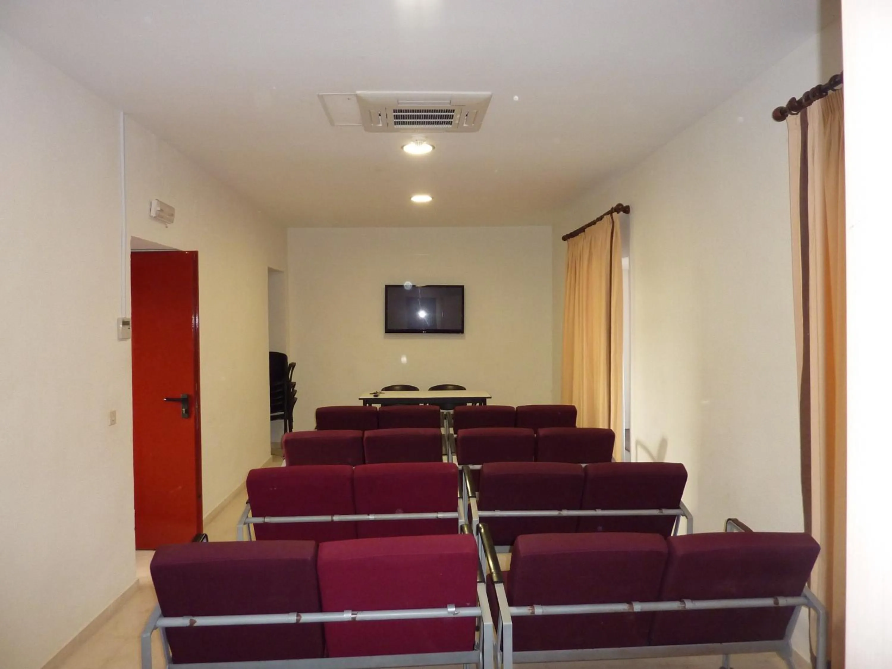 Communal lounge/ TV room in Albergue Inturjoven Marbella
