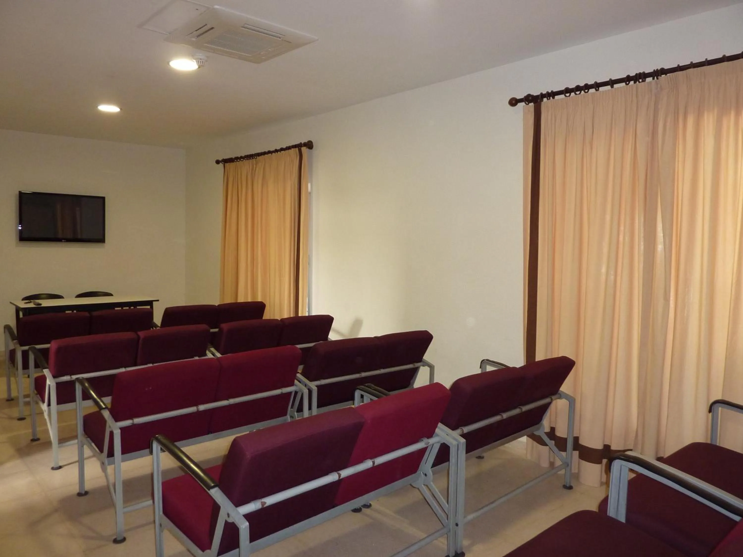 Communal lounge/ TV room in Albergue Inturjoven Marbella