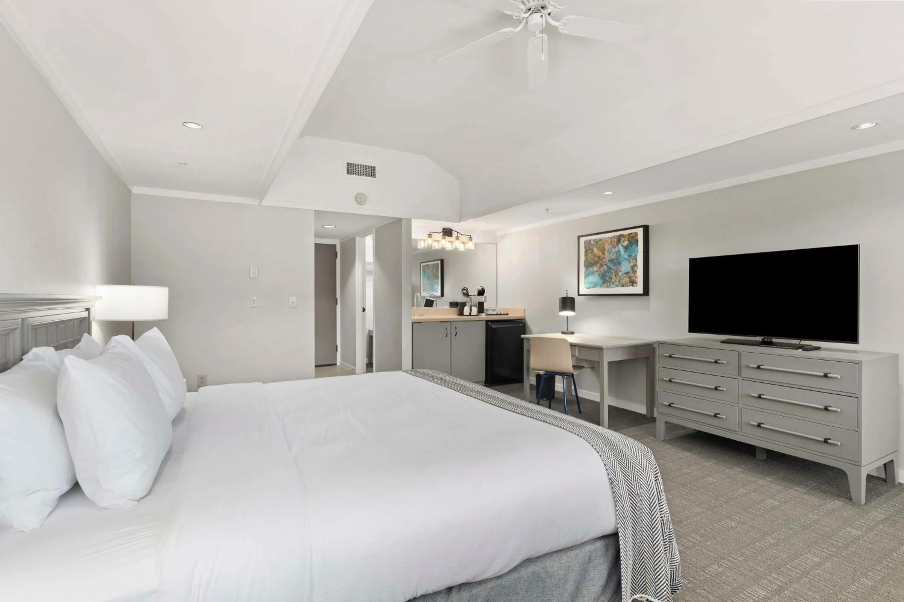 Bedroom, Bed in Waynesville Inn and Golf Club, Tapestry Collection by Hilton