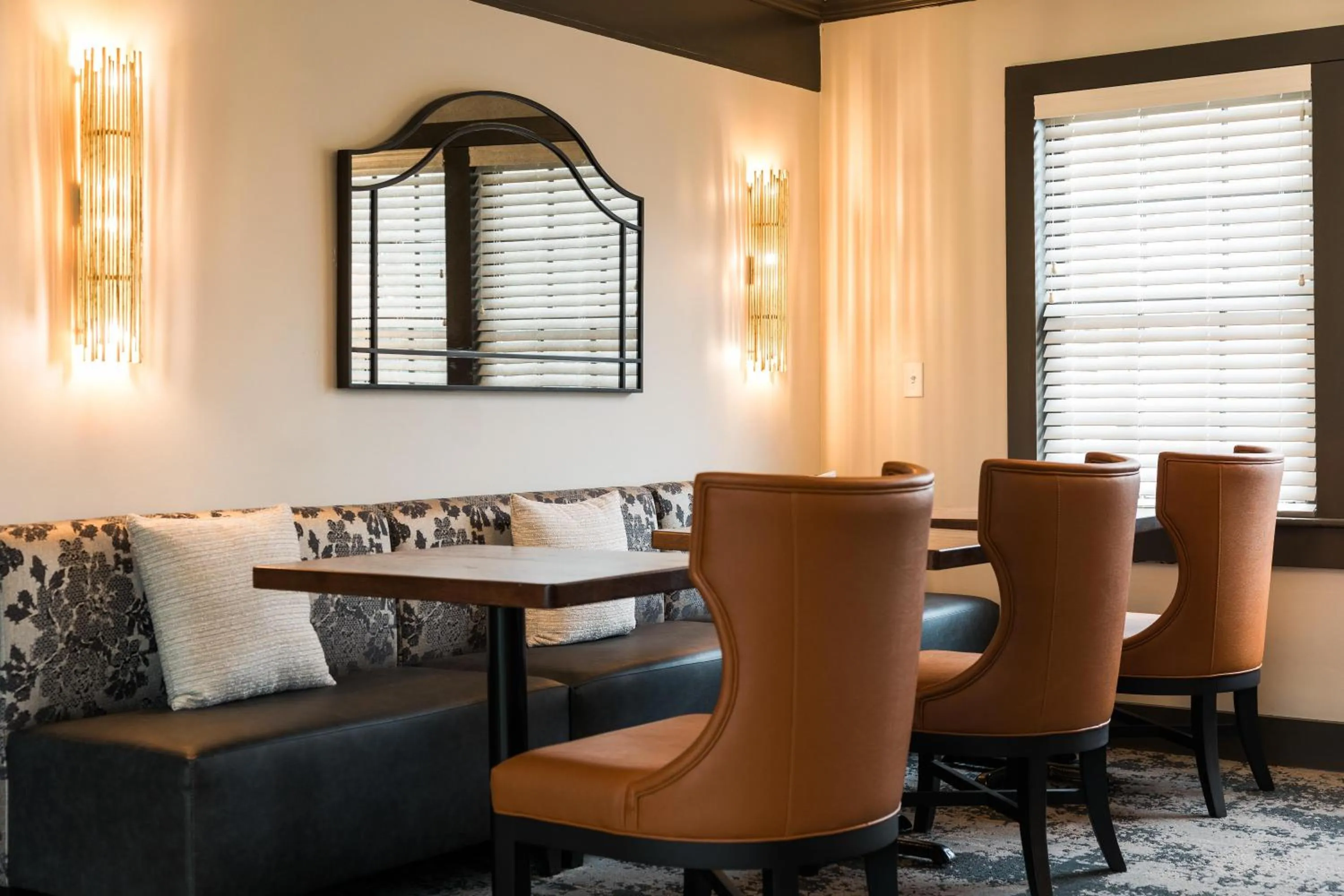 Lounge or bar in Waynesville Inn and Golf Club, Tapestry Collection by Hilton