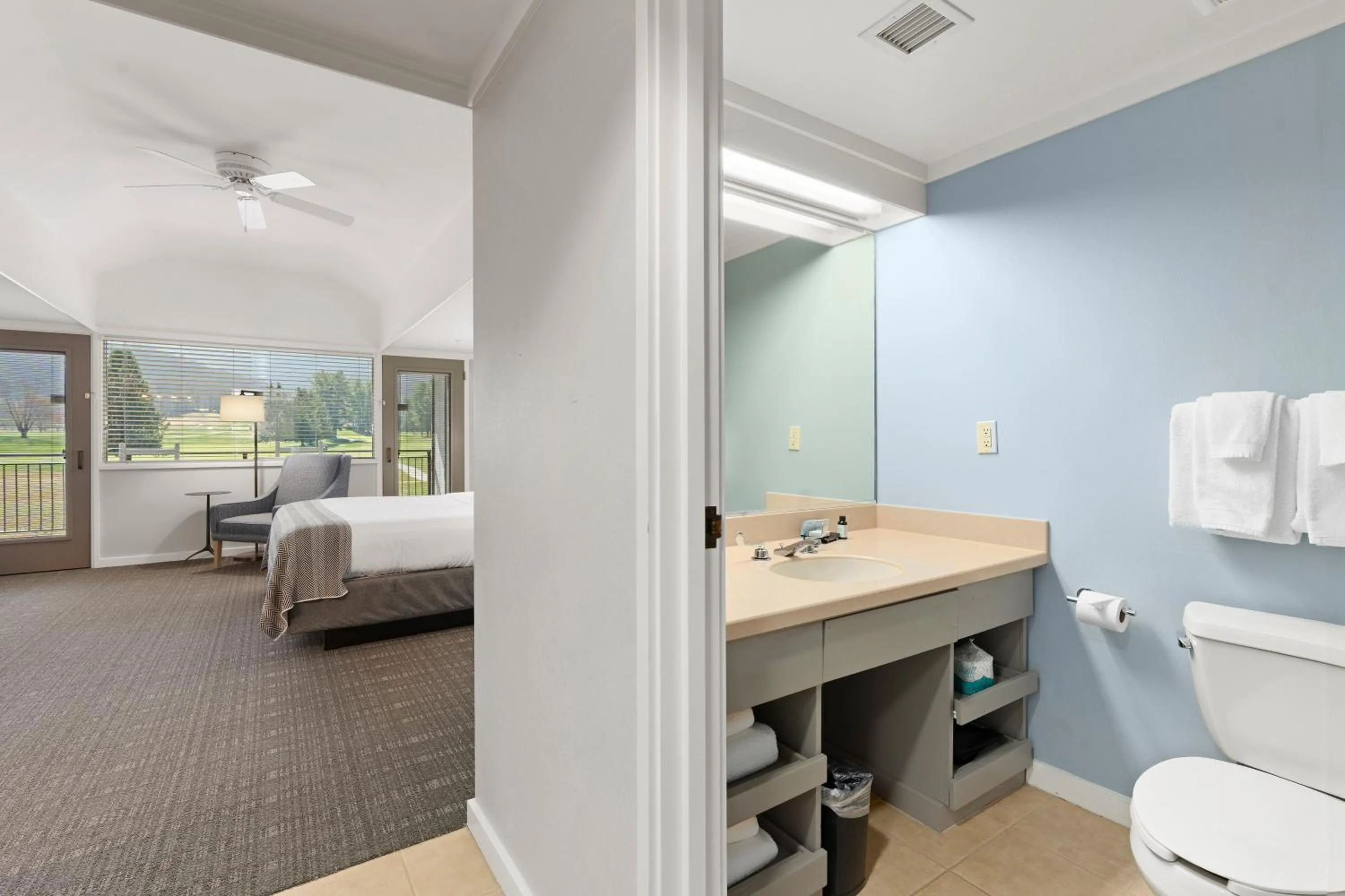 Bathroom, Bed in Waynesville Inn and Golf Club, Tapestry Collection by Hilton