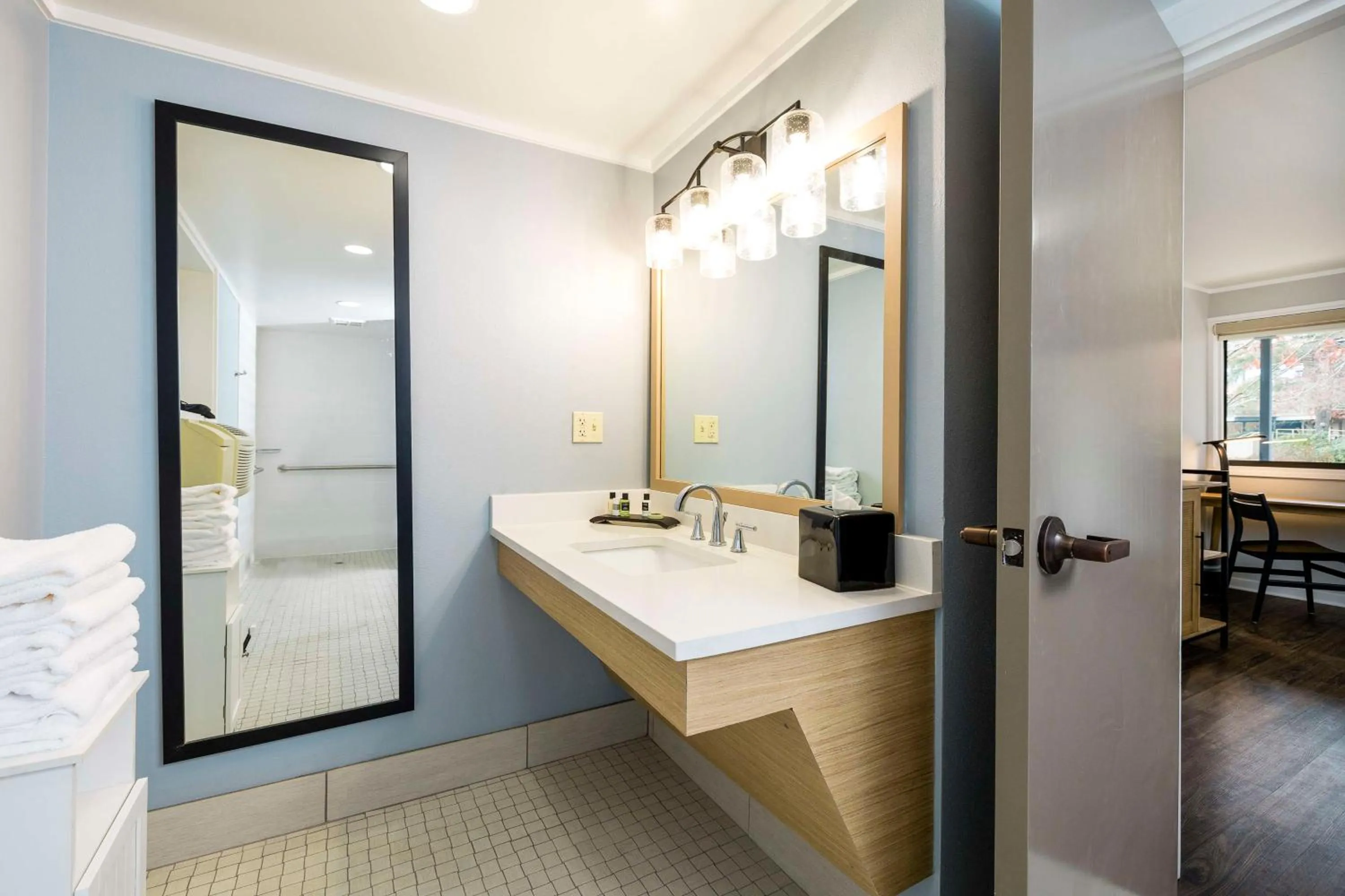 Photo of the whole room in Waynesville Inn and Golf Club, Tapestry Collection by Hilton