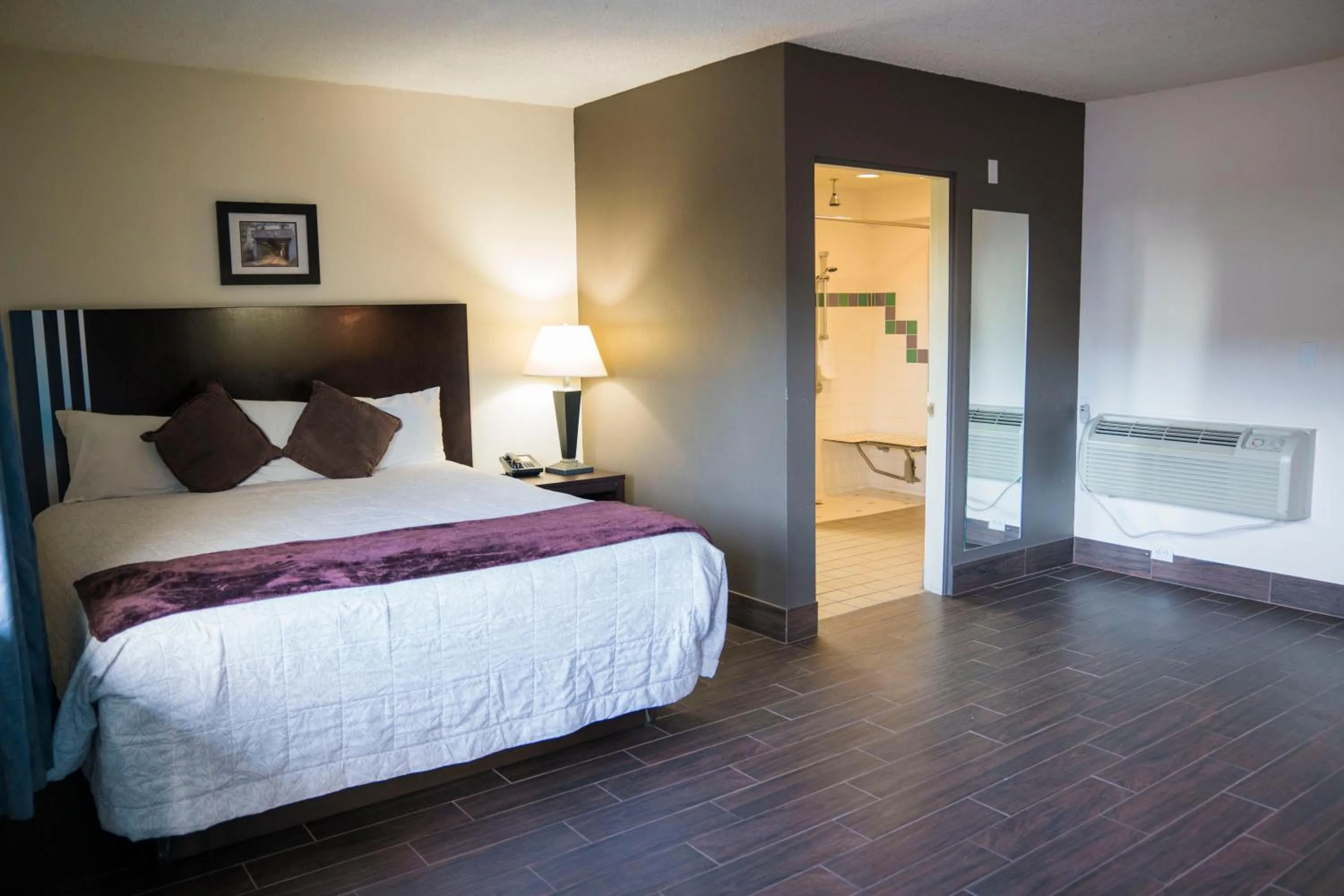 Bedroom, Bed in Orange Tree Inn