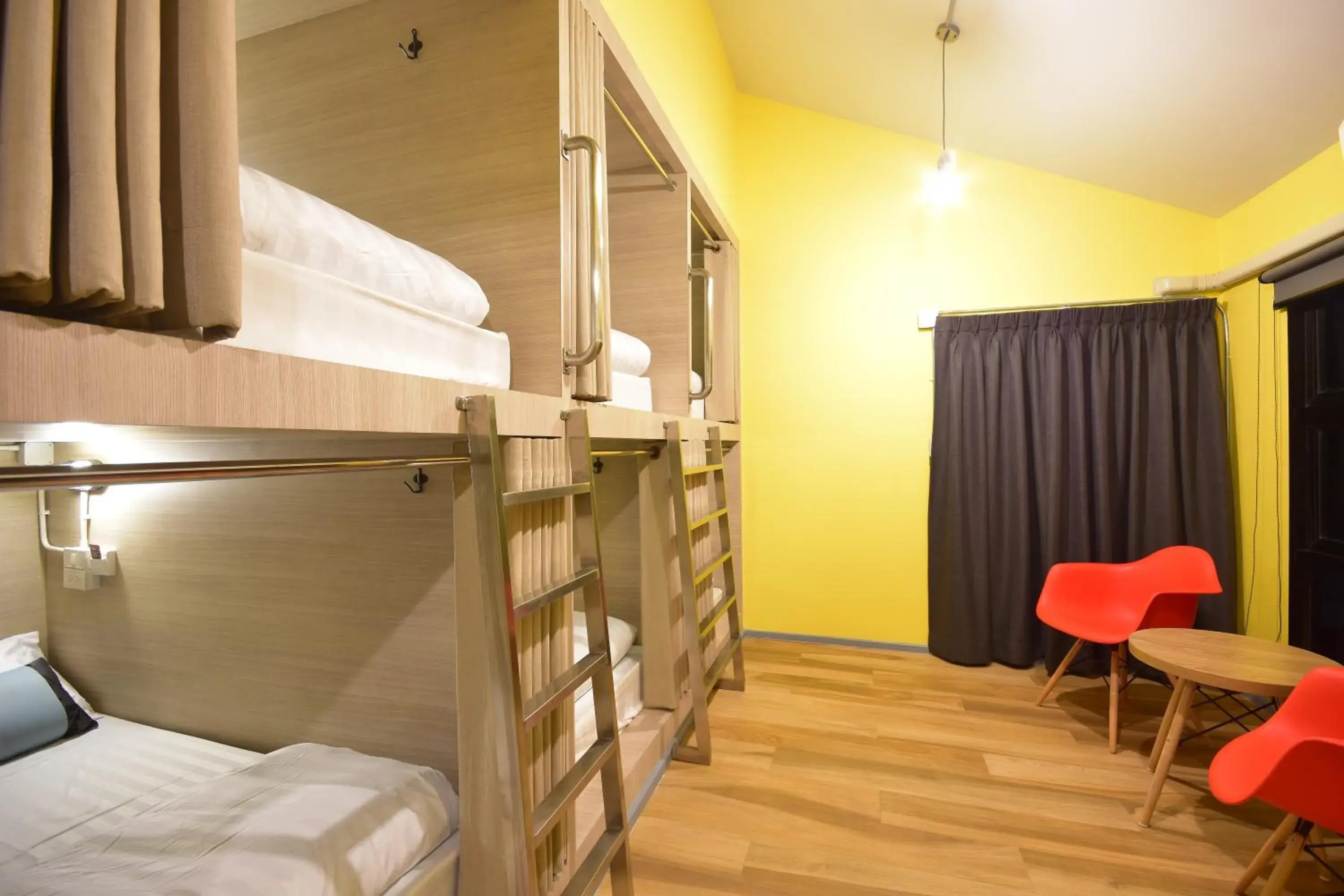 Bed in 6-Bed Dormitory Room in The Chatbox Silom Hostel Bed in 6-Bed Dormitory Room in The Chatbox Silom Hostel