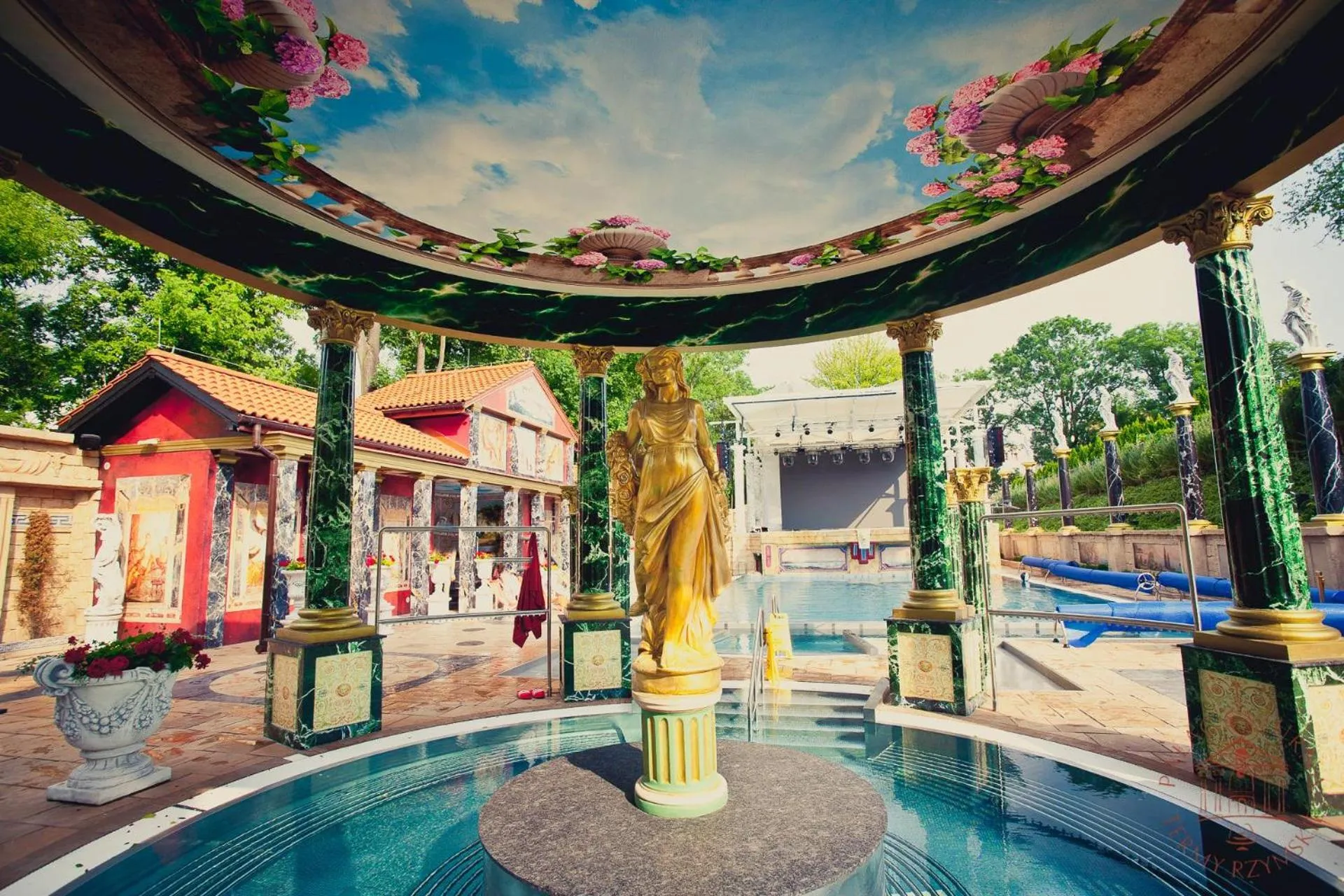 Inner courtyard view in Pałac Saturna