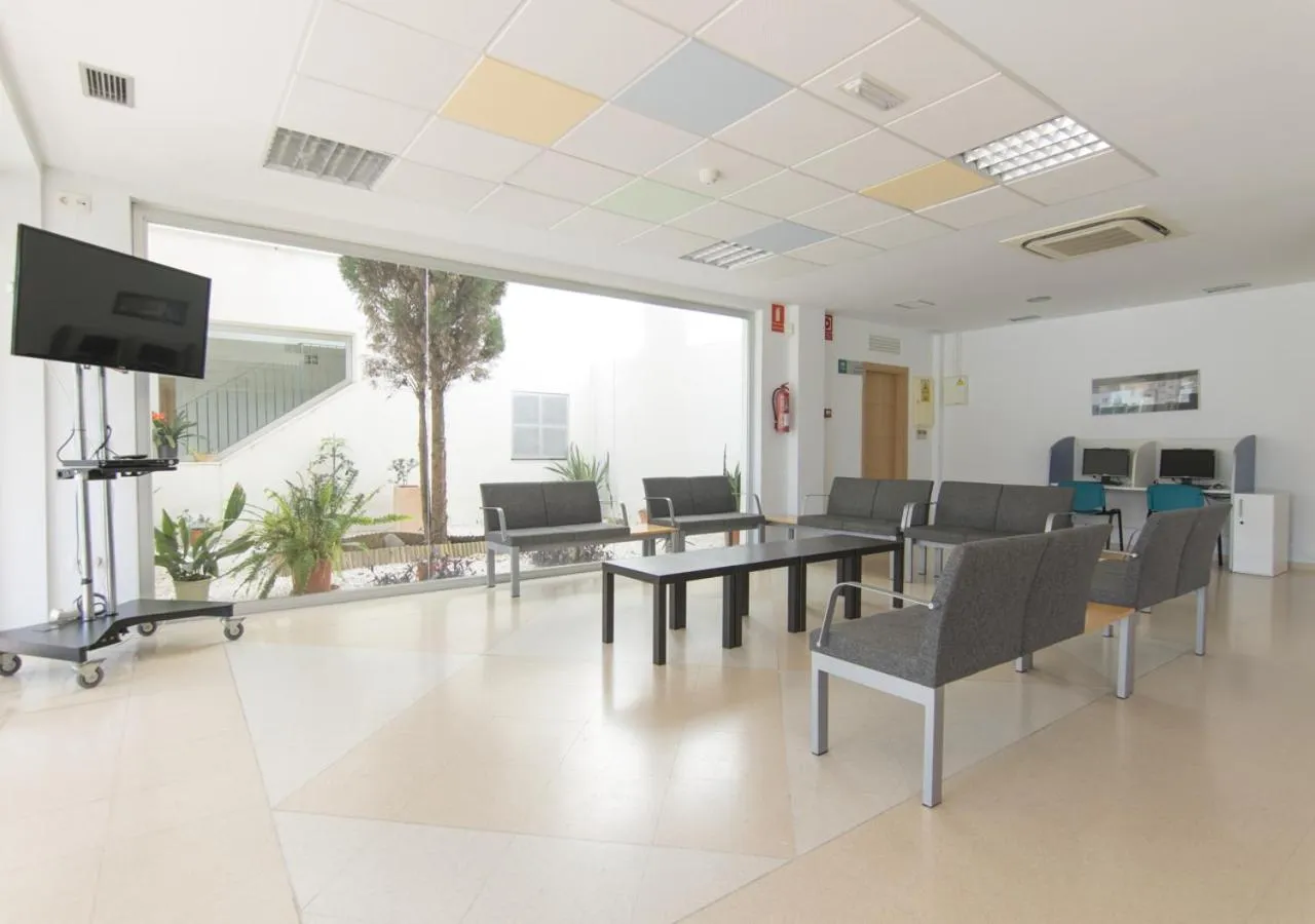 Communal lounge/ TV room in Albergue Inturjoven Torremolinos