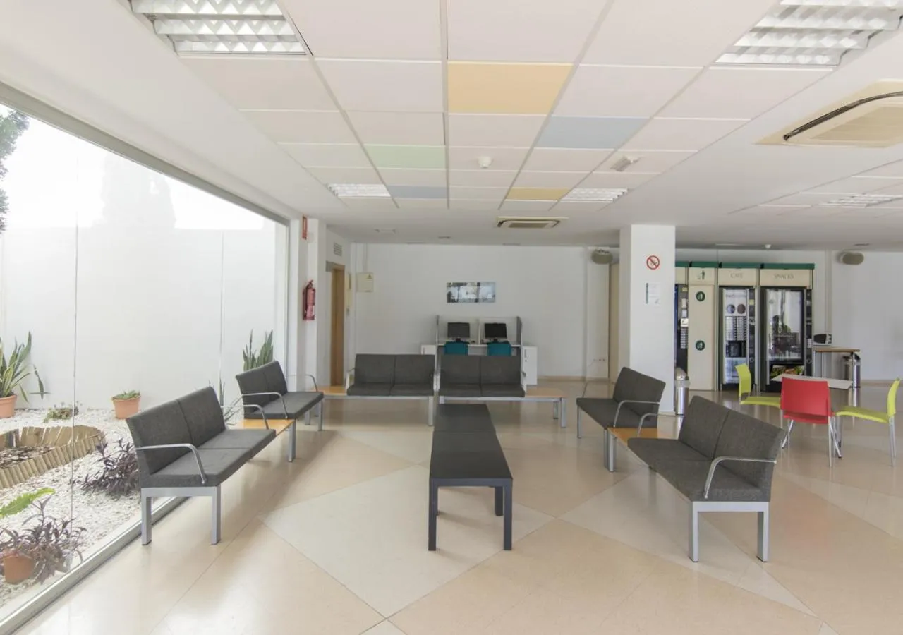 Communal lounge/ TV room in Albergue Inturjoven Torremolinos