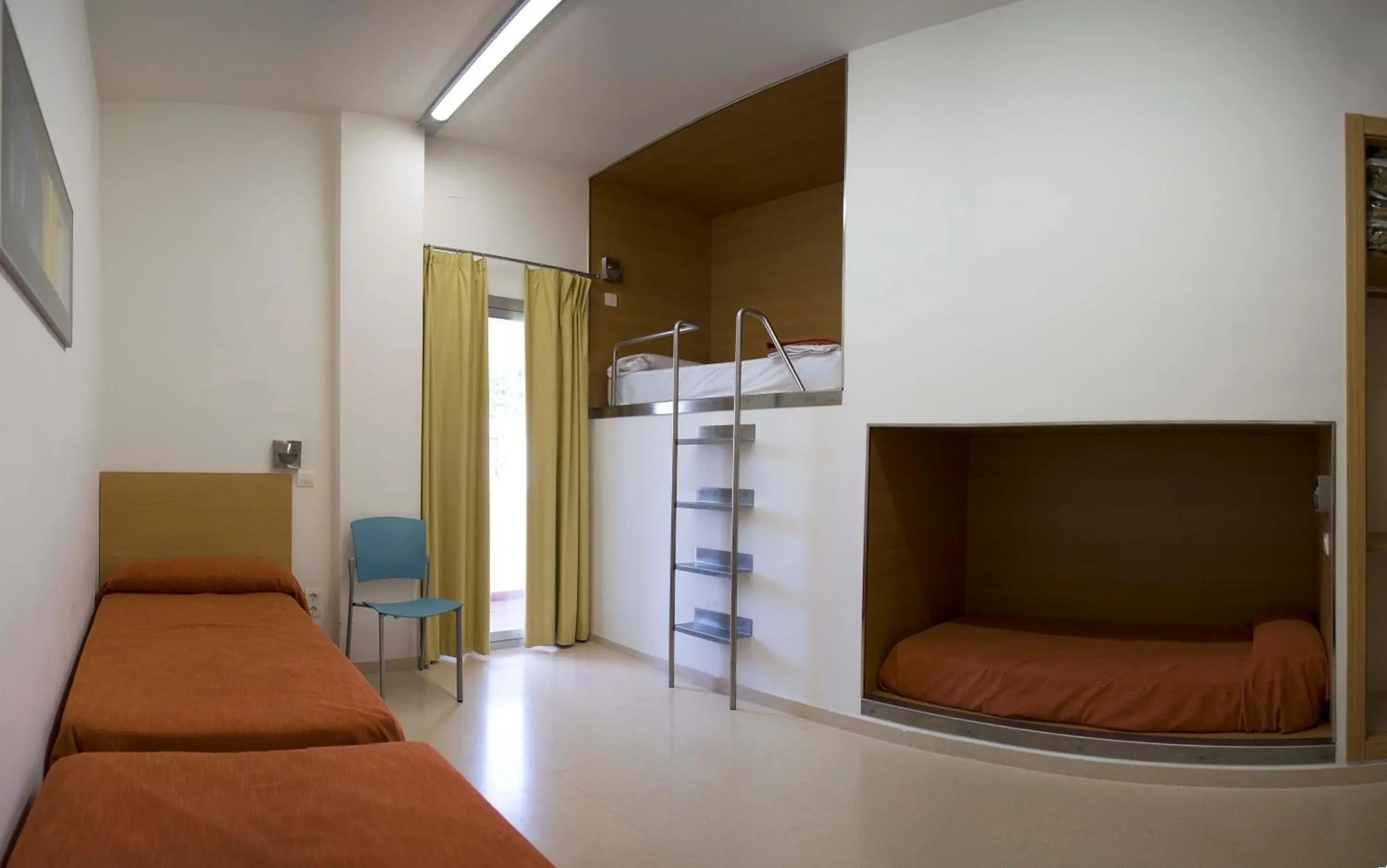 Triple Room with Private Bathroom in Albergue Inturjoven Torremolinos Triple Room with Private Bathroom in Albergue Inturjoven Torremolinos