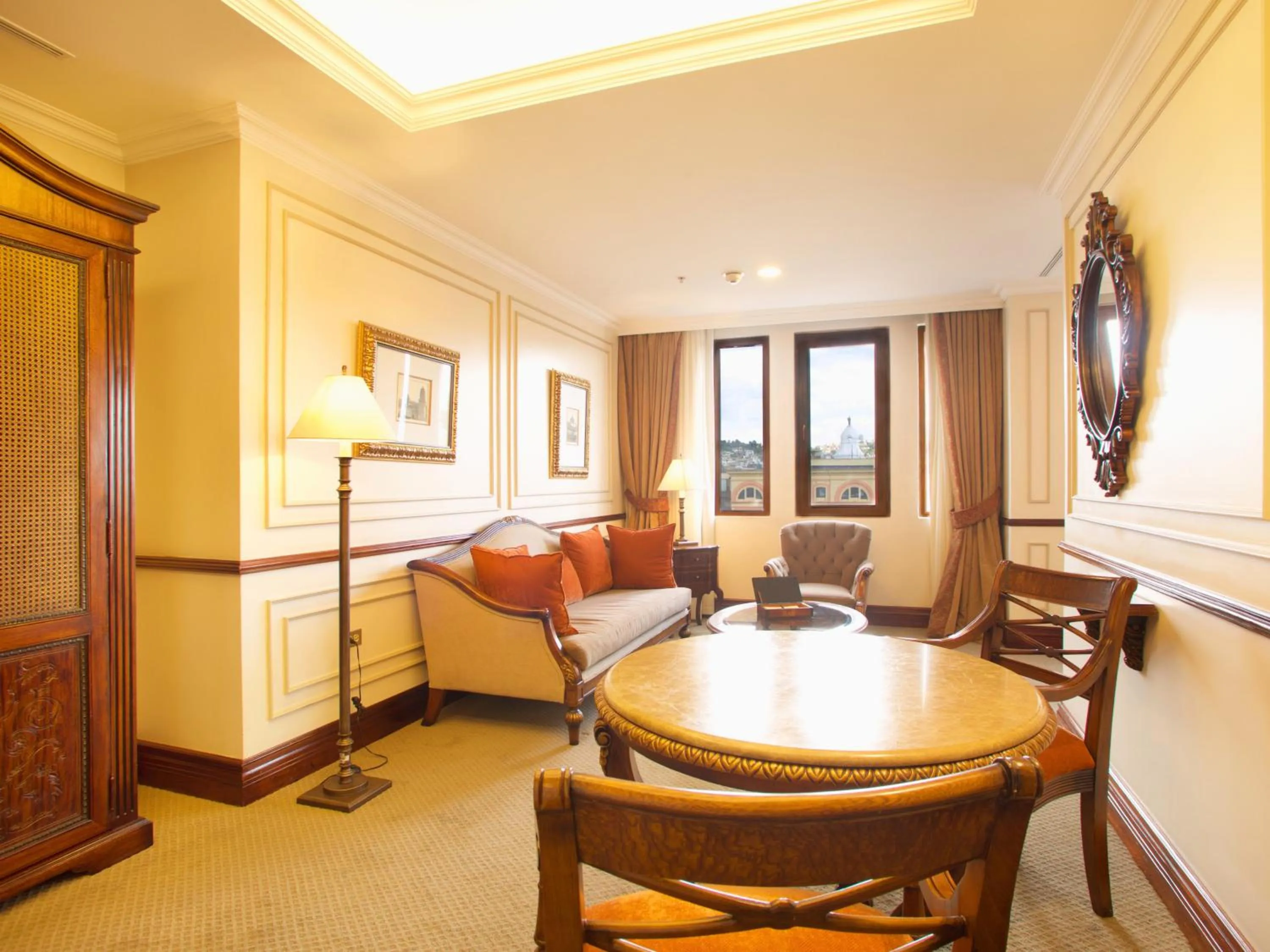 Living room in Plaza Grande Hotel