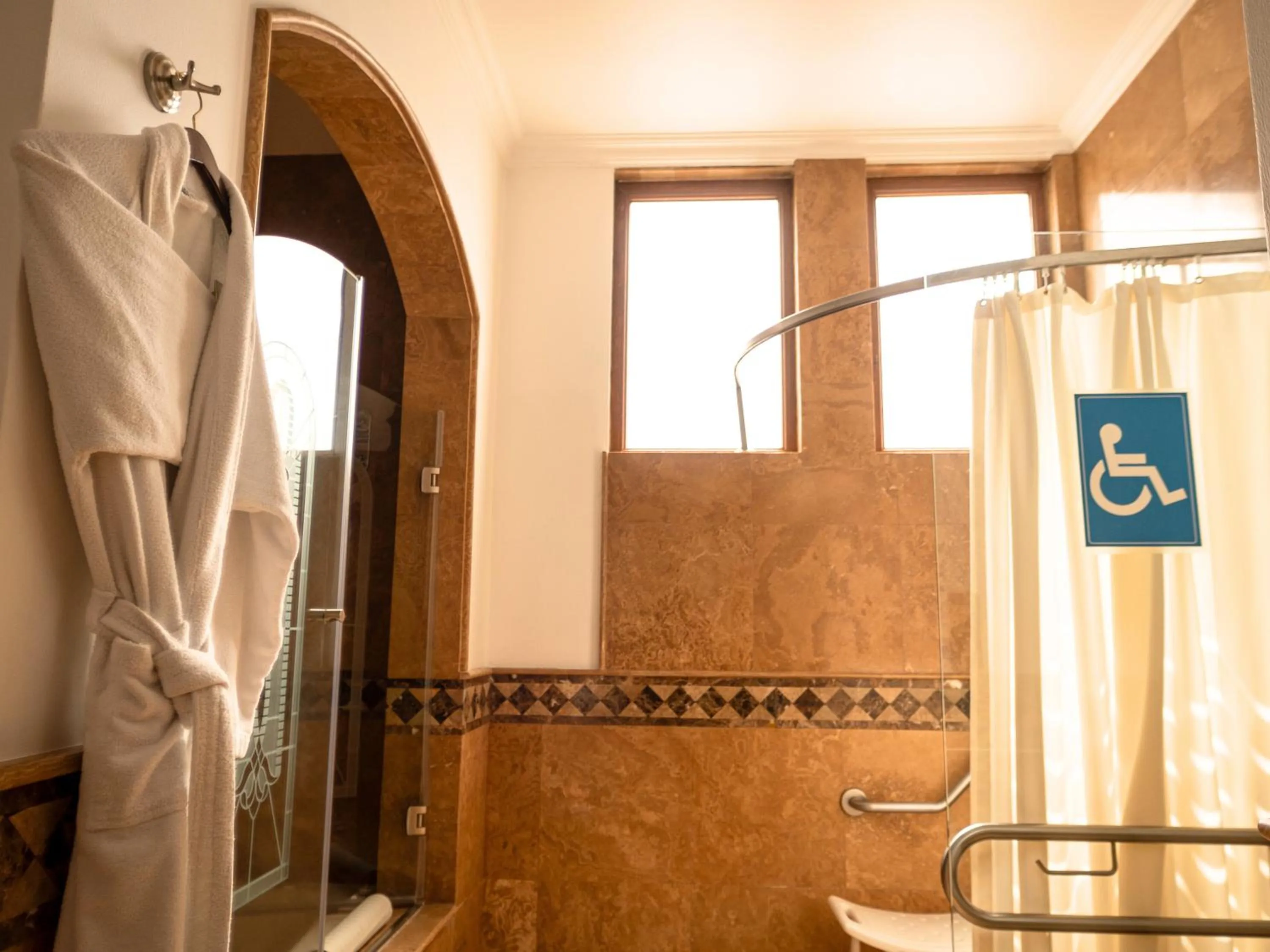 Shower in Plaza Grande Hotel