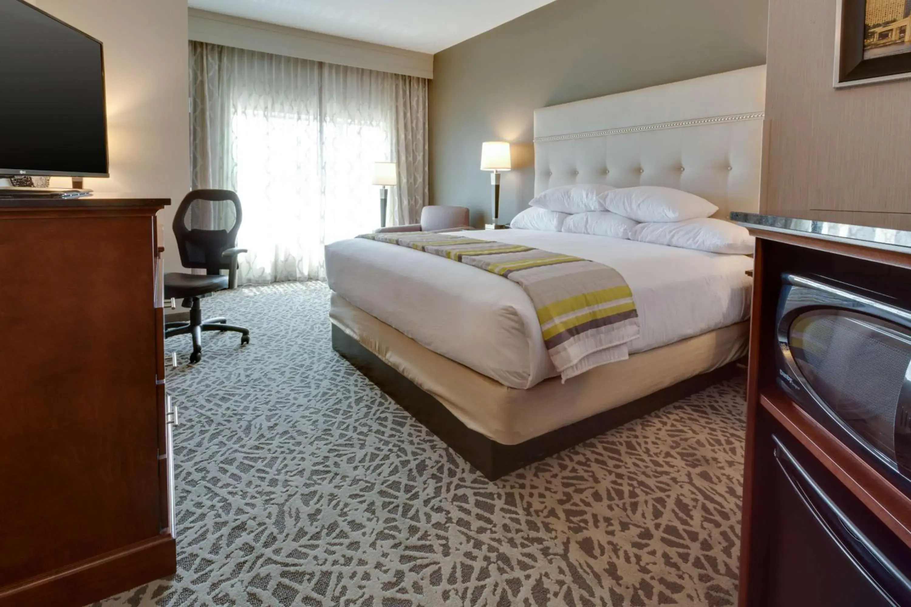 Superior King Room - Hearing Accessible, Roll-in Shower in Drury Inn & Suites Pittsburgh Airport Settlers Ridge Superior King Room - Hearing Accessible, Roll-in Shower in Drury Inn & Suites Pittsburgh Airport Settlers Ridge