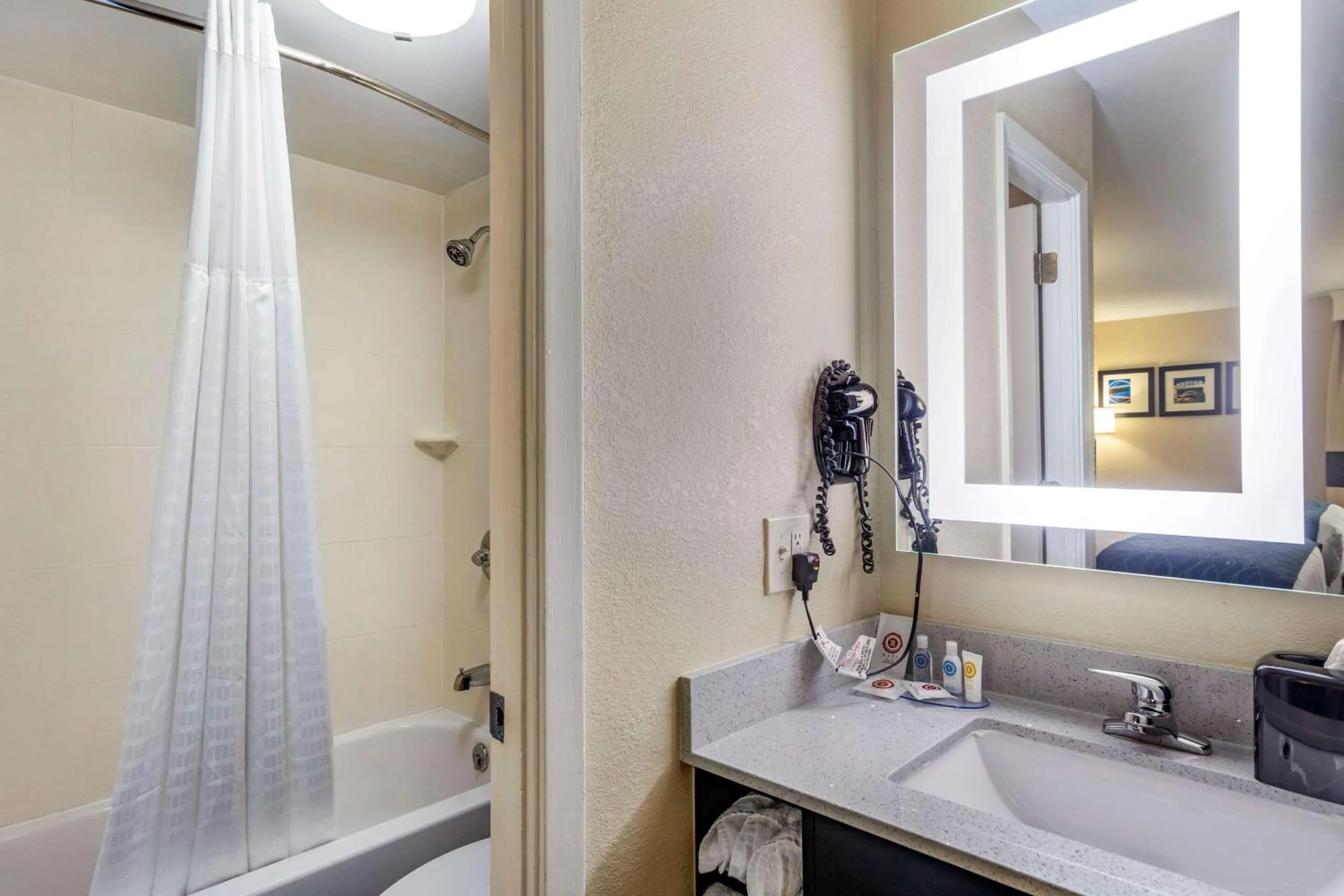 Bathroom, Bed in Comfort Inn Nashville - Opryland Area