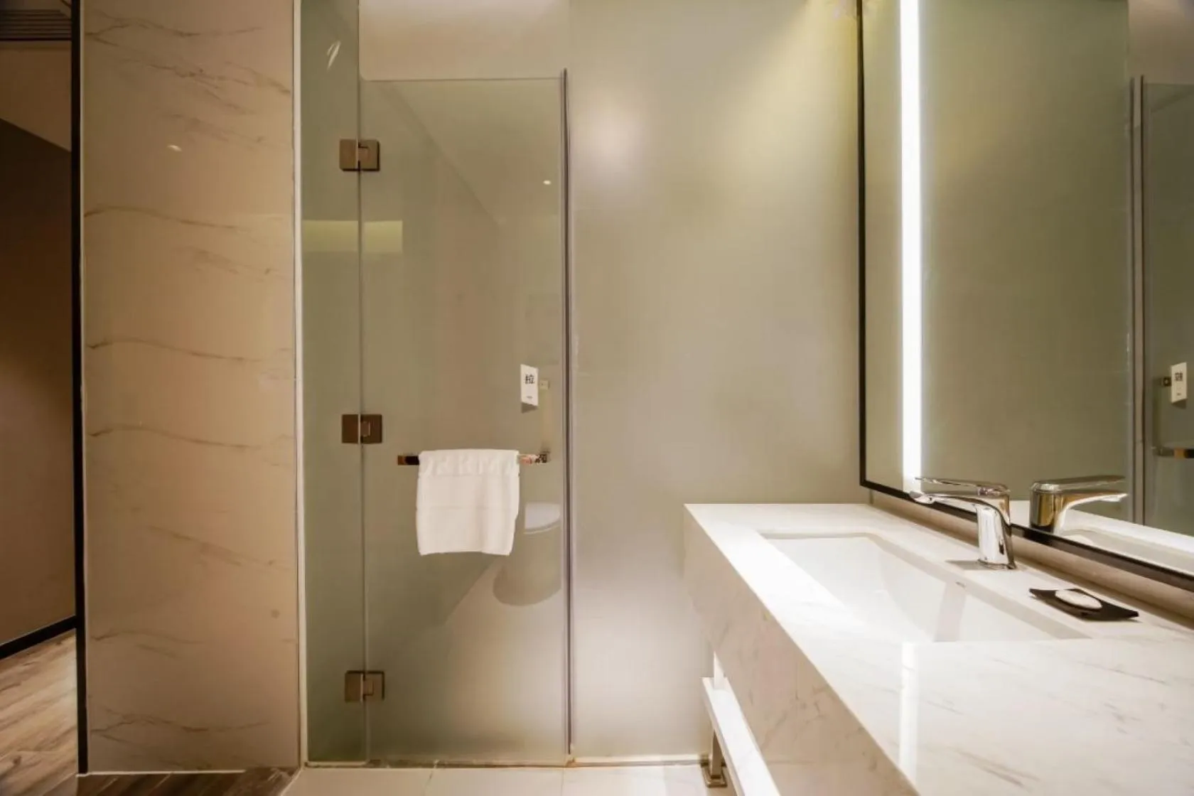 Shower in Borrman International Hotel Canton Tower Chigang Metro Station Flagship Branch