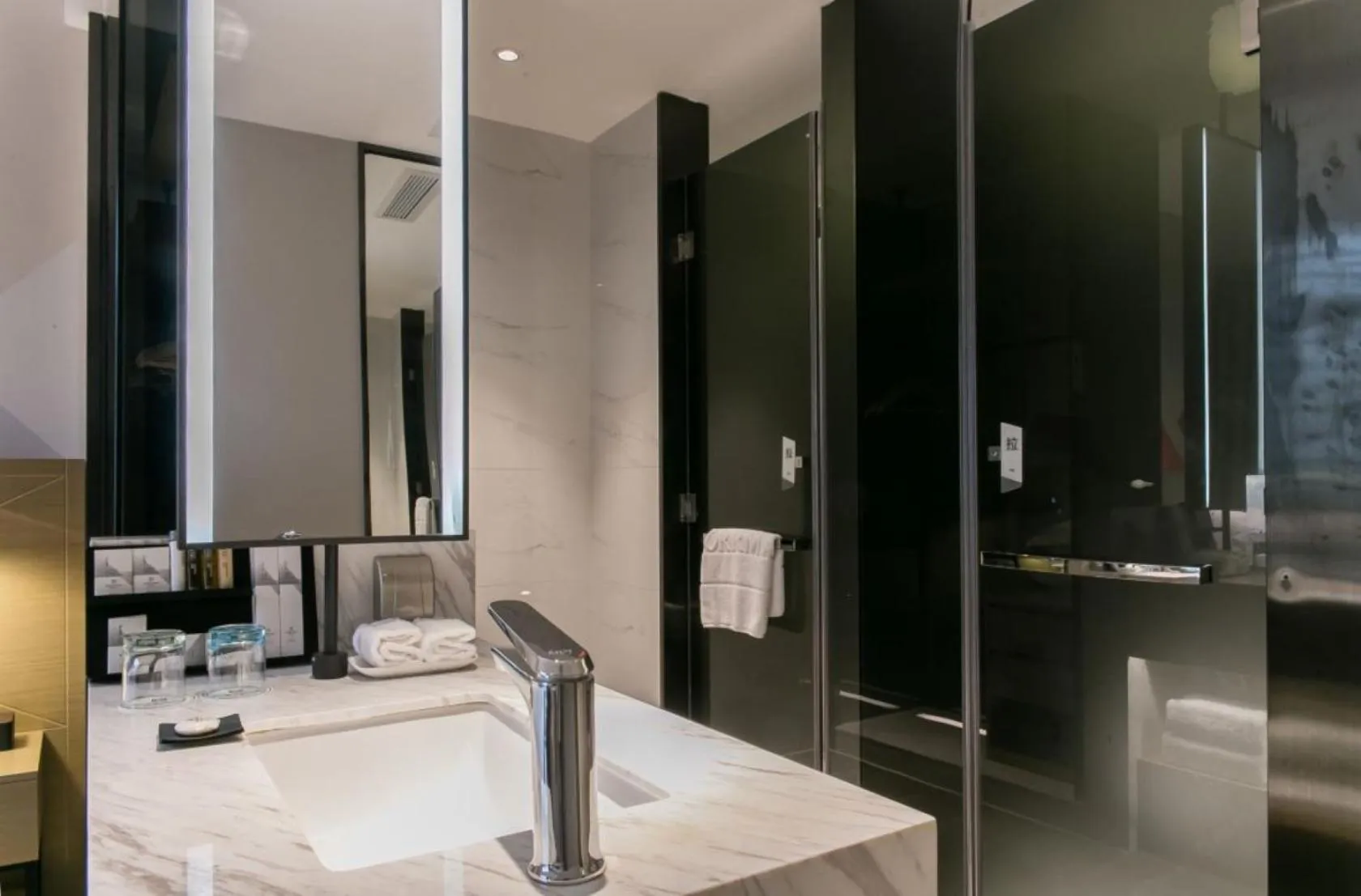 Shower in Borrman International Hotel Canton Tower Chigang Metro Station Flagship Branch