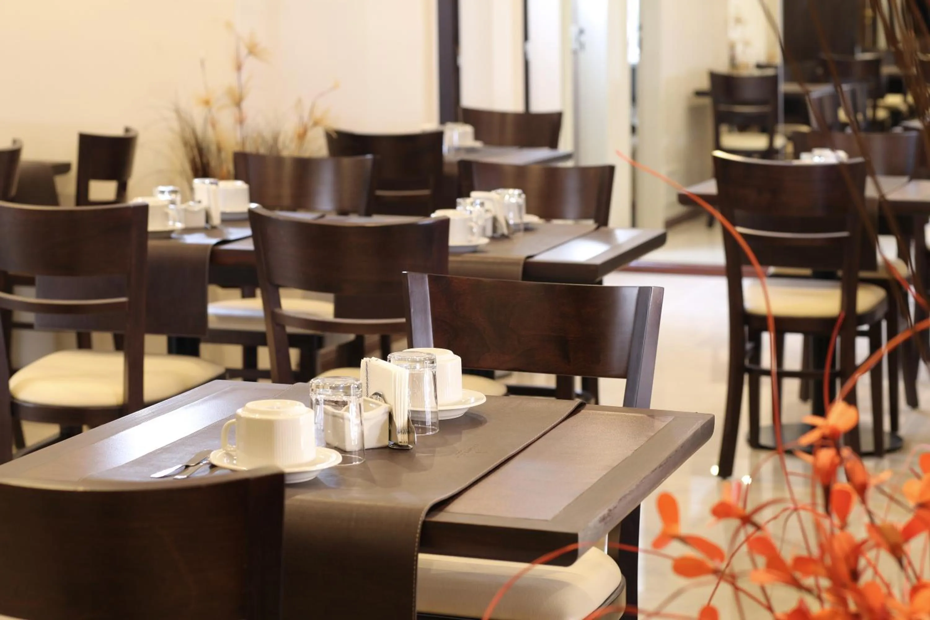 Restaurant/places to eat in Europlaza Hotel & Suites