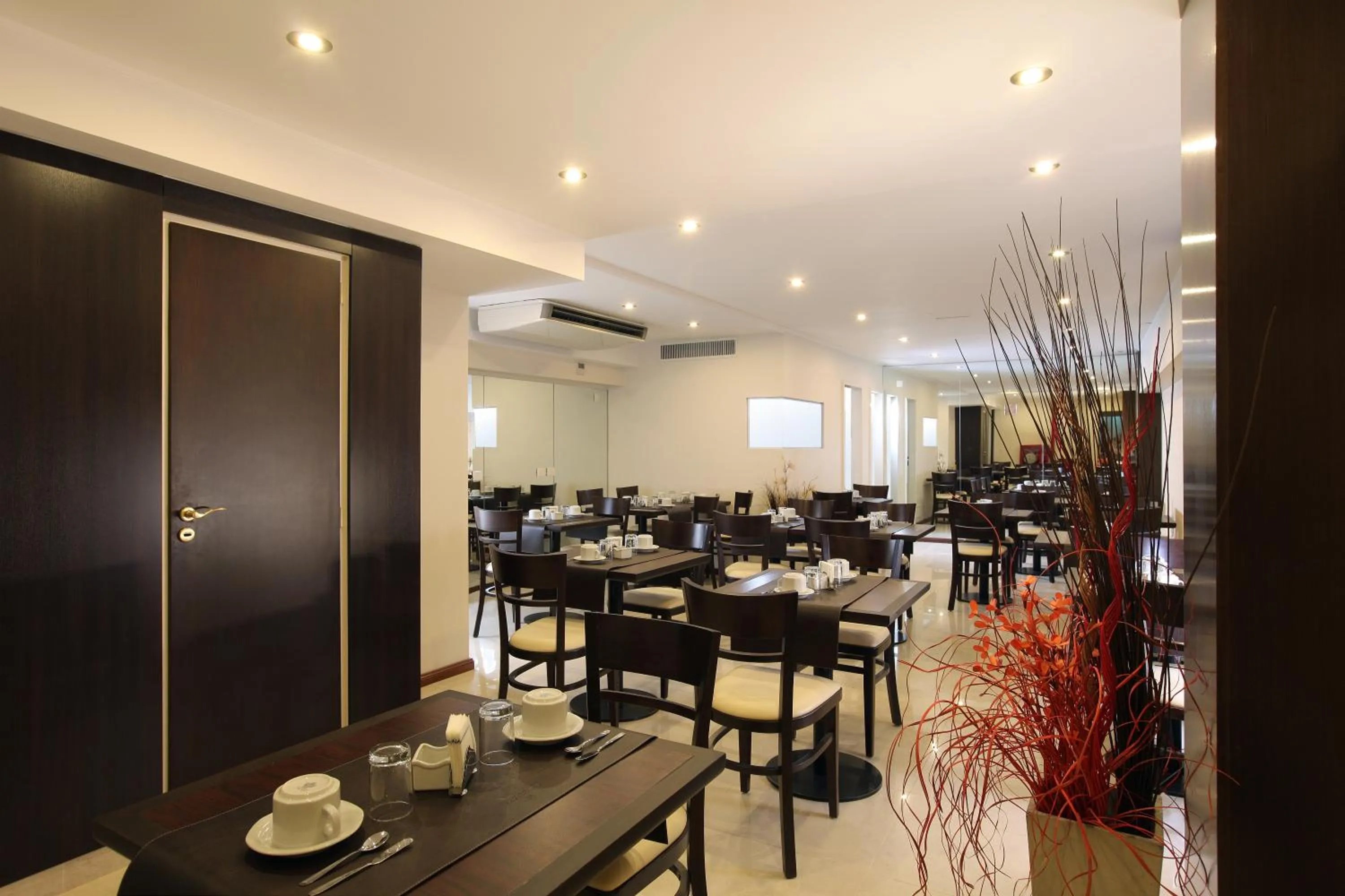 Restaurant/places to eat in Europlaza Hotel & Suites