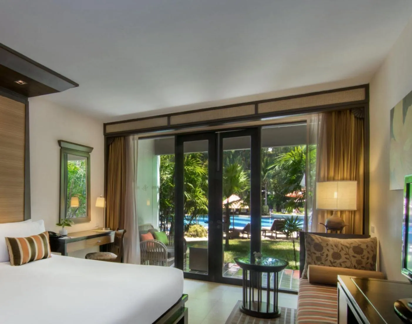 Pool view, Bed in Siam Bayshore Resort Pattaya