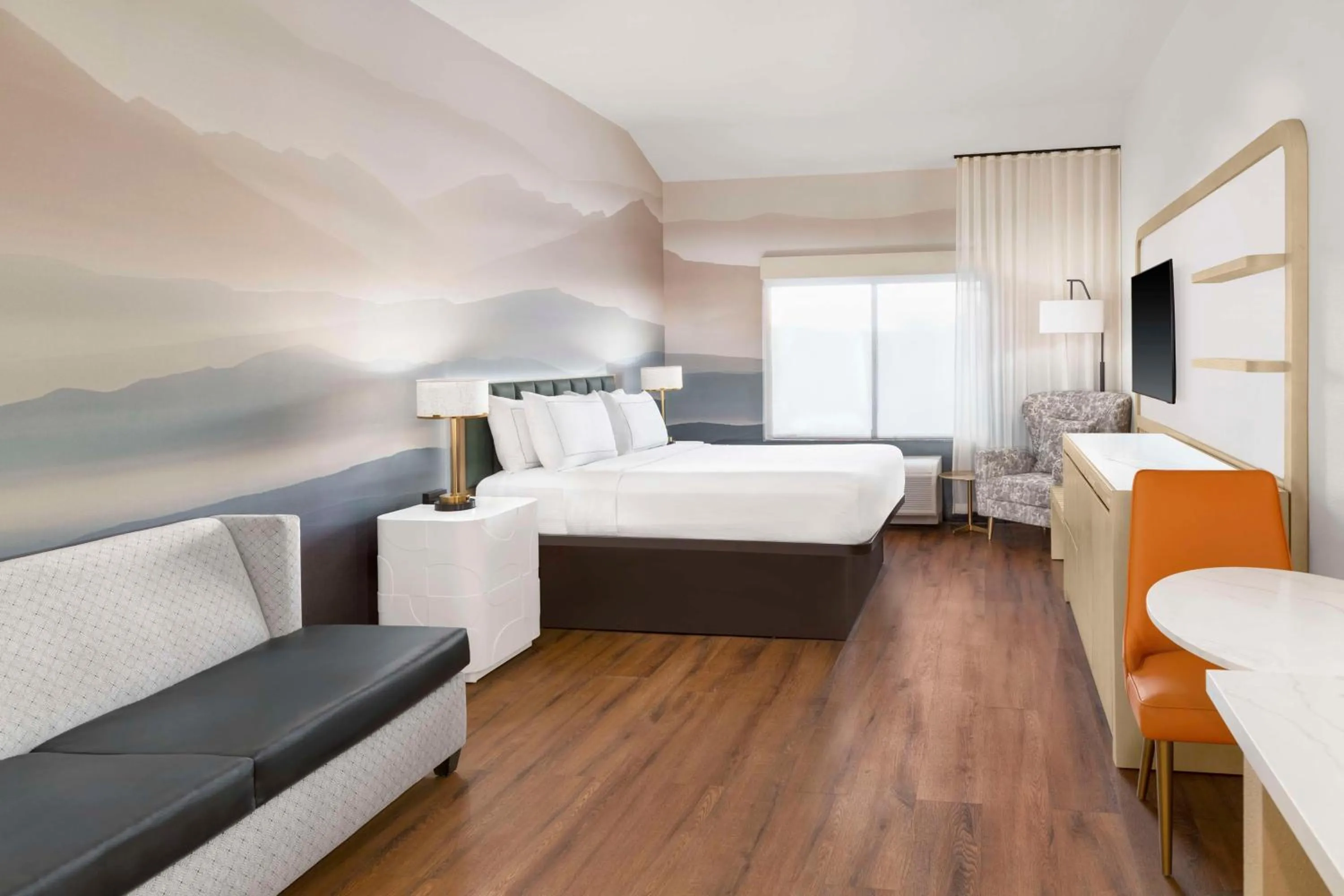 Living room, Bed in DoubleTree by Hilton Phoenix-Gilbert