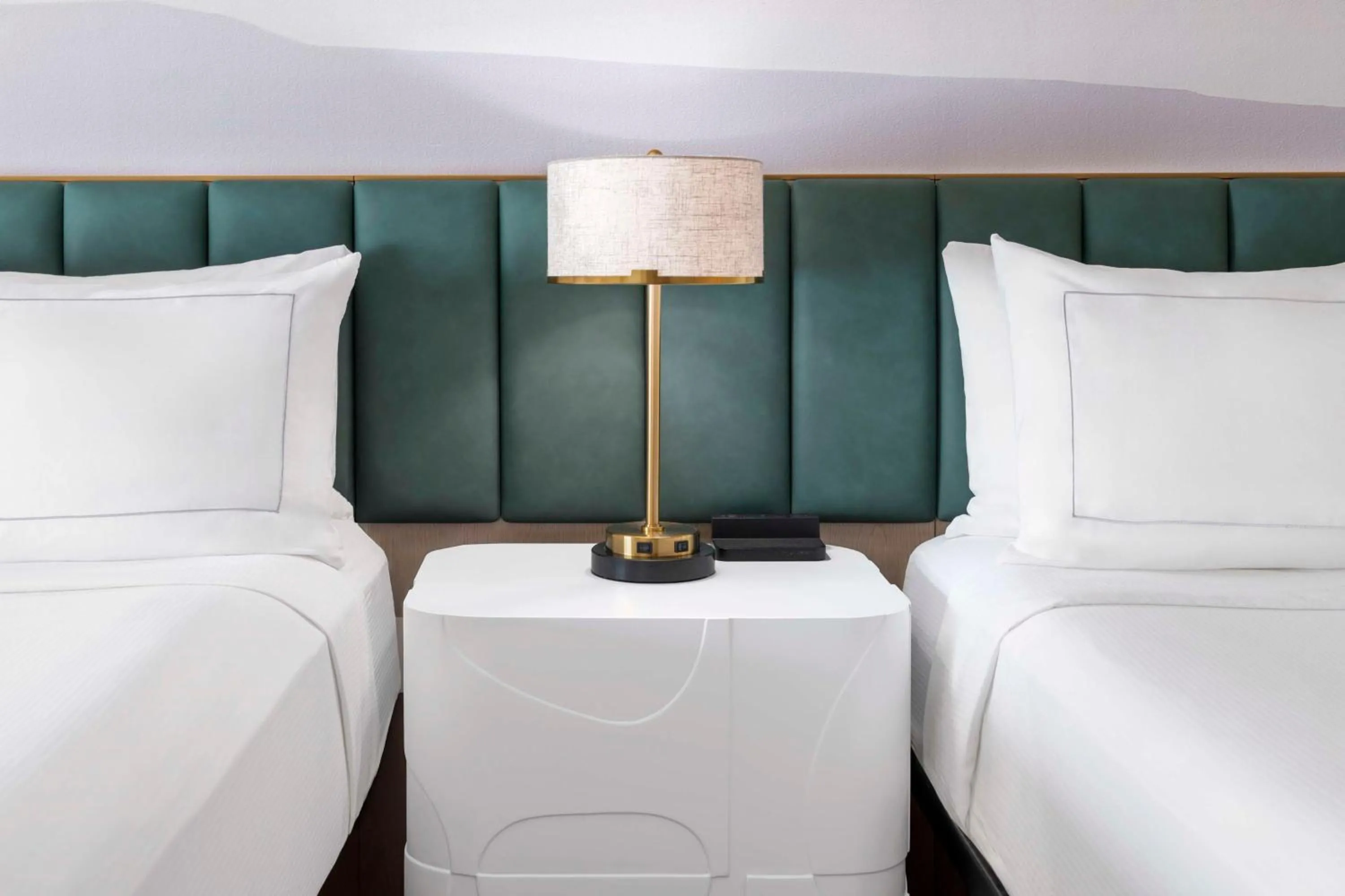 Bed in DoubleTree by Hilton Phoenix-Gilbert