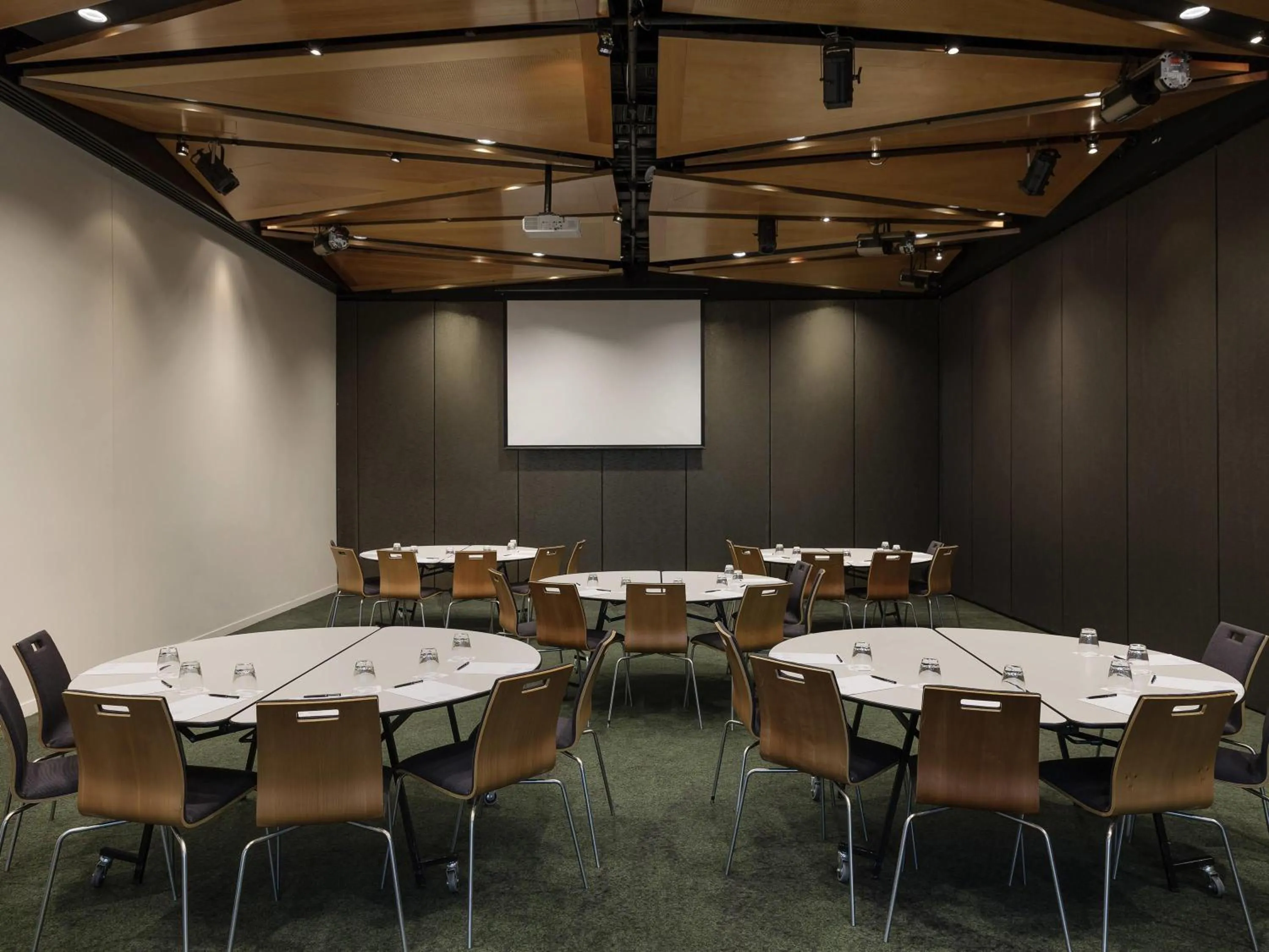 Meeting/conference room in Novotel Auckland Airport