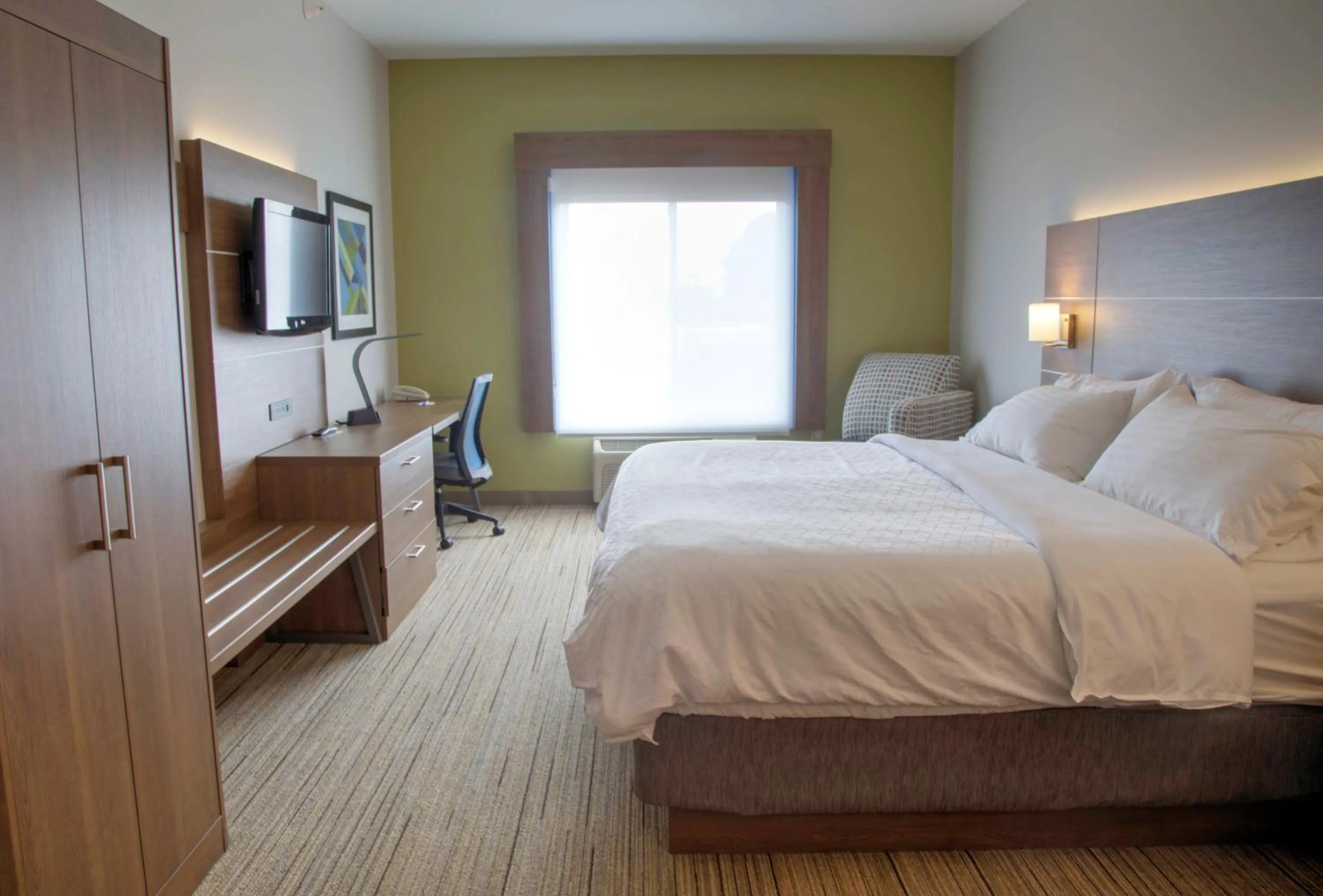 Photo of the whole room, Bed in Holiday Inn Express Rochelle by IHG