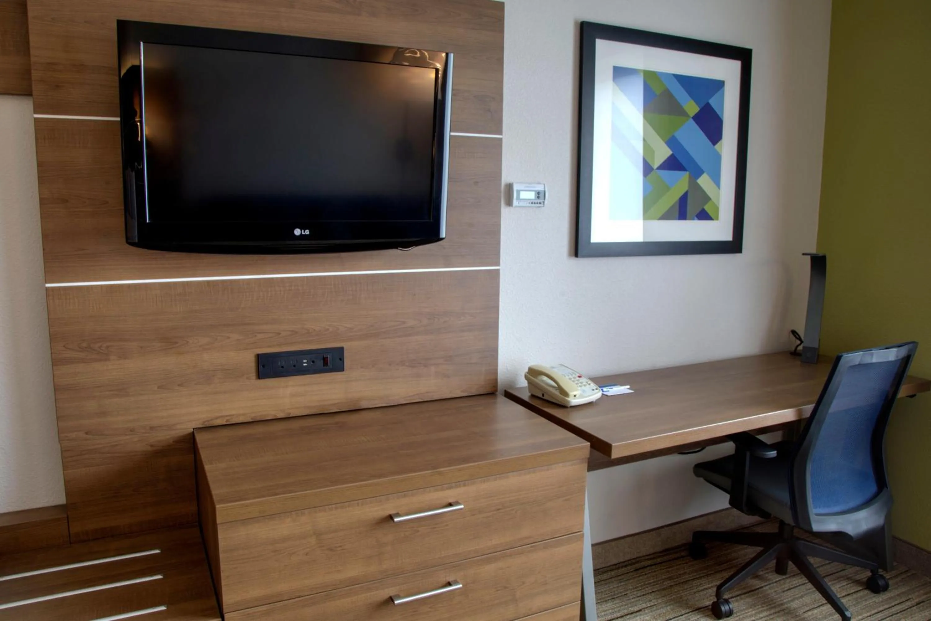 TV and multimedia in Holiday Inn Express Rochelle by IHG
