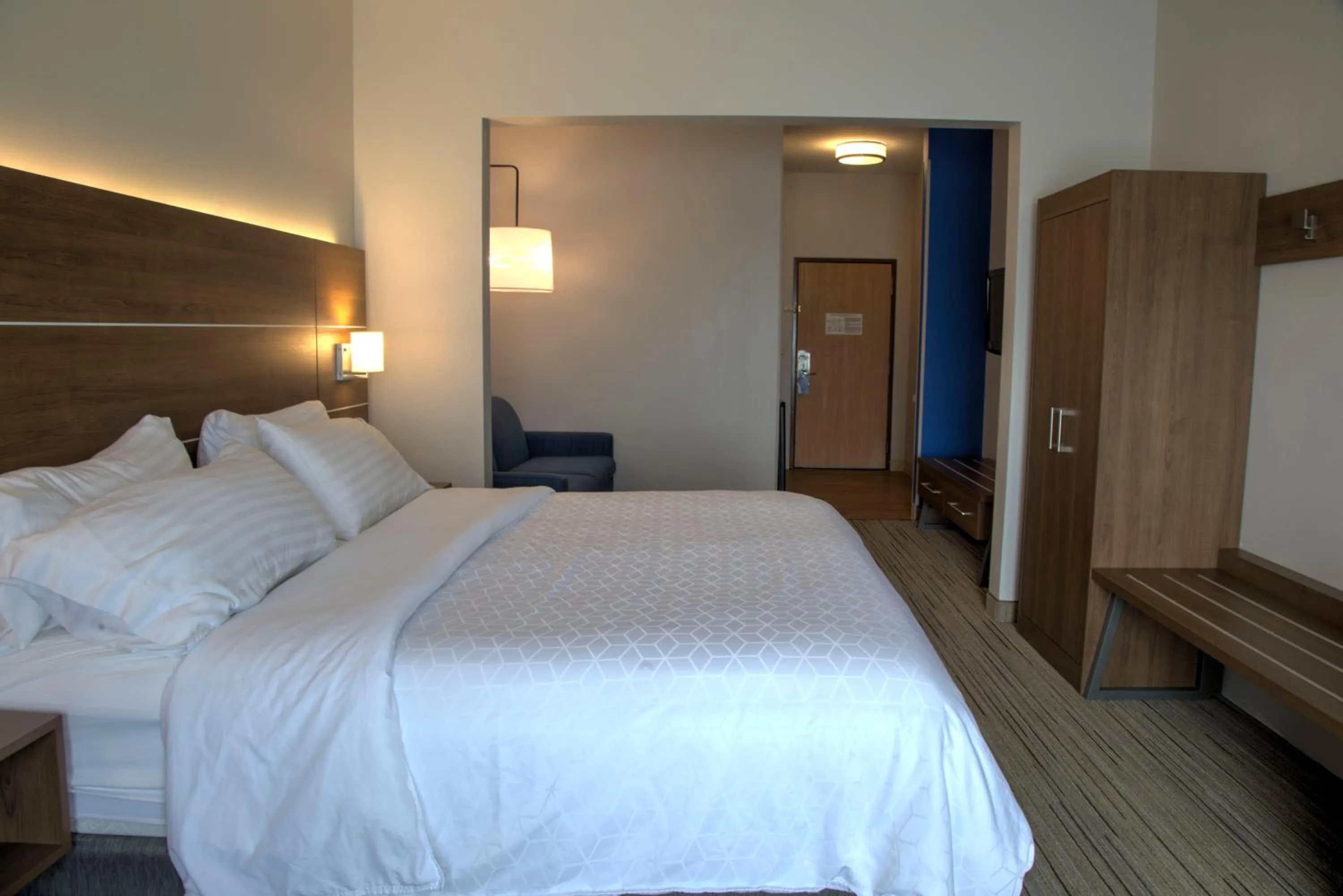 Photo of the whole room, Bed in Holiday Inn Express Rochelle by IHG