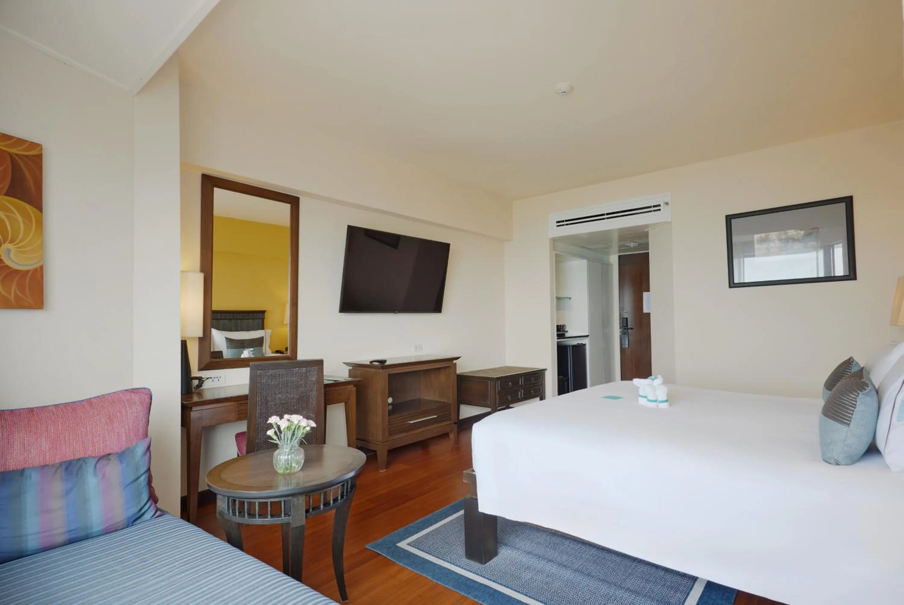 Bedroom, Bed in The Bayview Hotel Pattaya