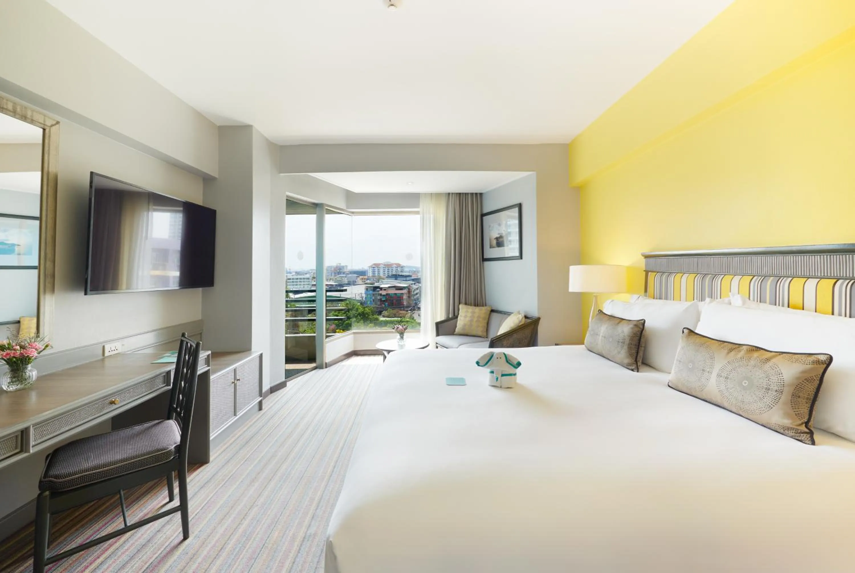 City view, Bed in The Bayview Hotel Pattaya