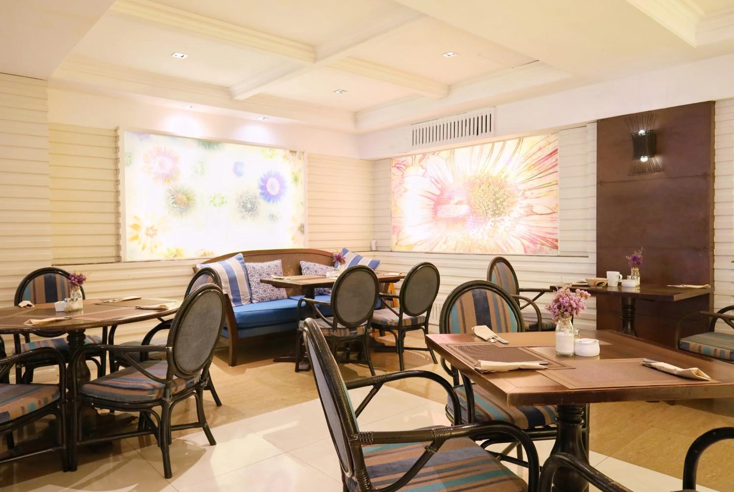 Restaurant/places to eat in The Bayview Hotel Pattaya