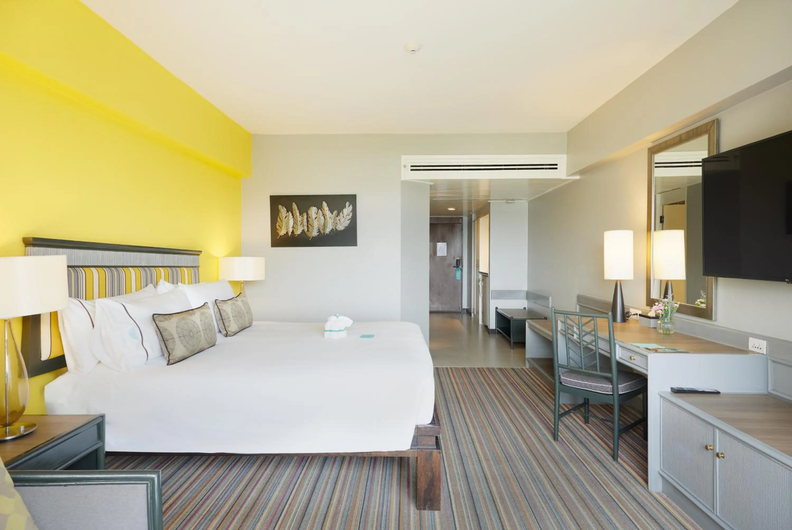 Bedroom, Bed in The Bayview Hotel Pattaya